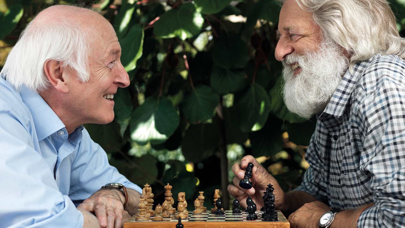 Due uomini anziani che giocano a scacchi.