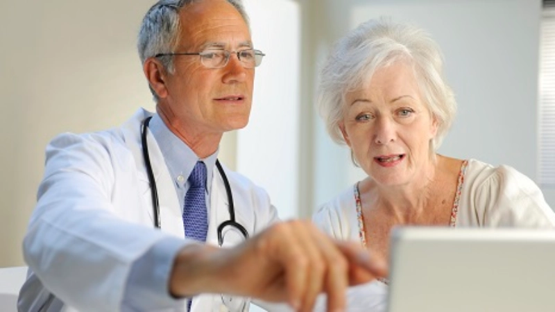 Un médecin conseille une patiente