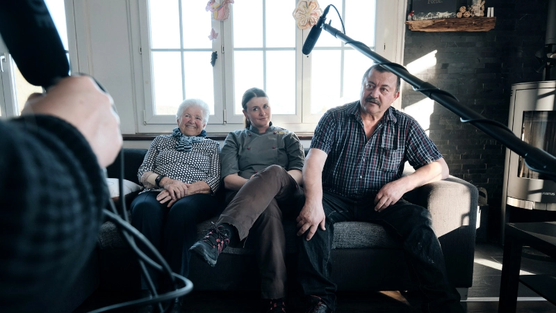 Unsere Moderatorin zu Gast bei einer Familie auf der Satelegg.
