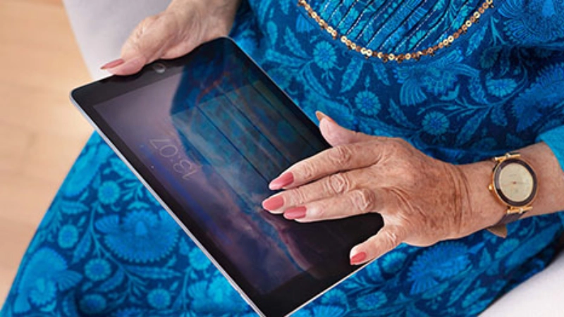 Frau mit Tablet