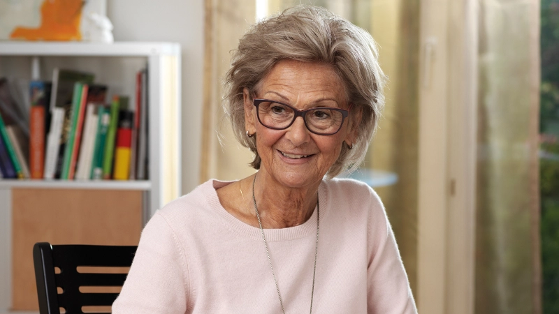 Seniorin Brille nachdenklich