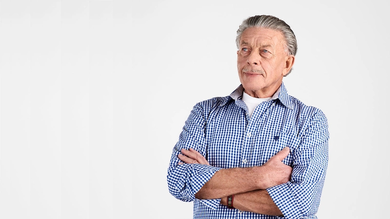 Ein Senior schaut selbstsicher in die Zukunft.