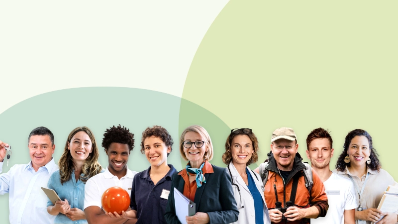 Diverse persone sono in piedi l'una accanto all'altra e sorridono alla telecamera.