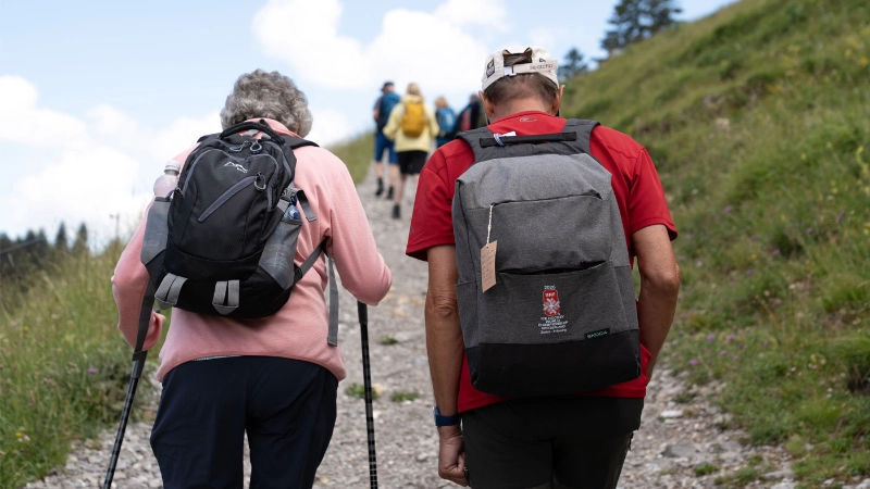 Zwei wandernde Personen