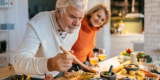 Ernährung_im_Alter Ehepaar am Kochen