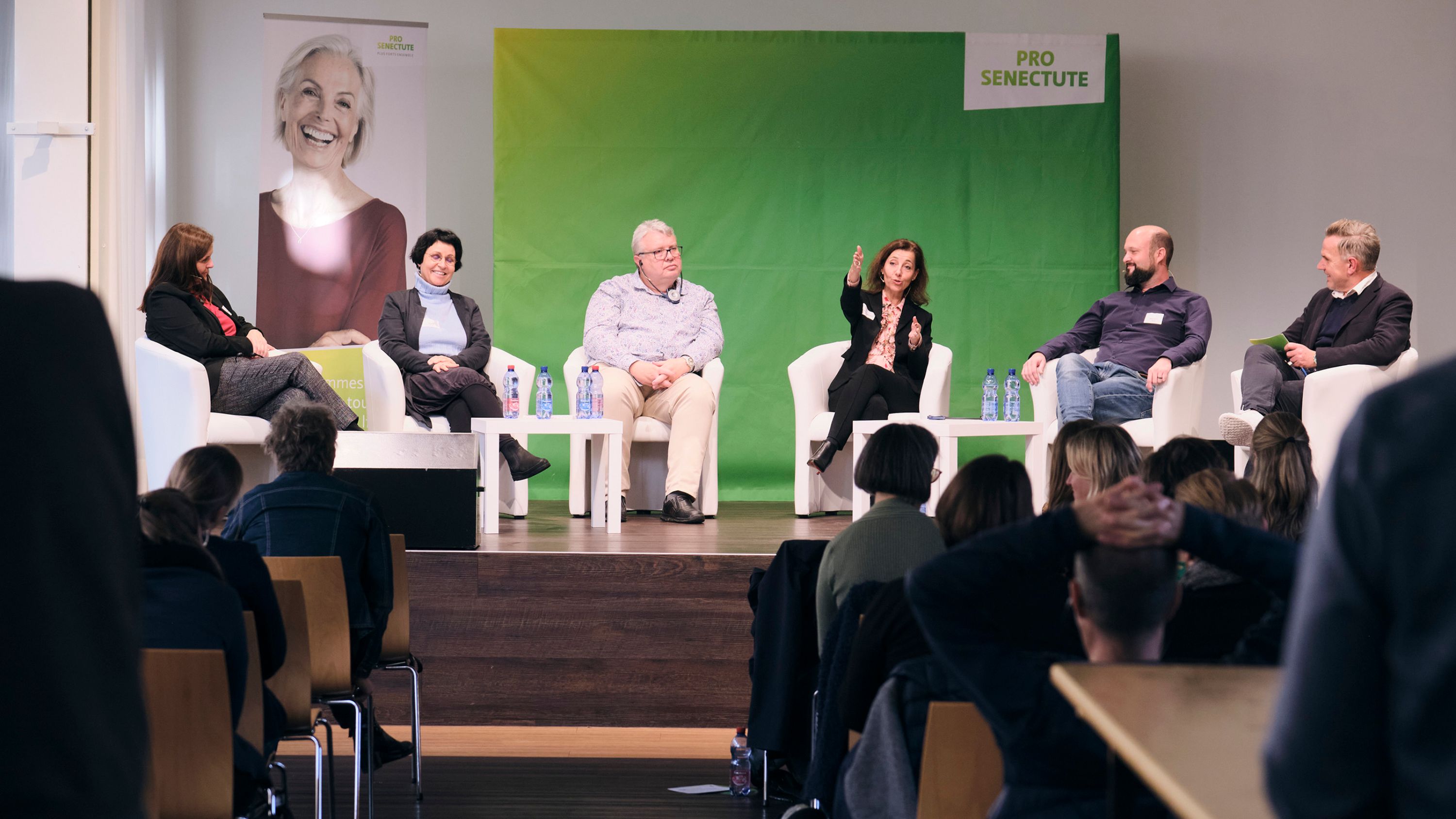 En discussion: (de gauche à droite) Marina Hörmann, Ida Boos, Gérard Bonvallat, Véronique Tischhauser-Ducrot et Simon Gerber avec le modérateur Peter Burri Follath.