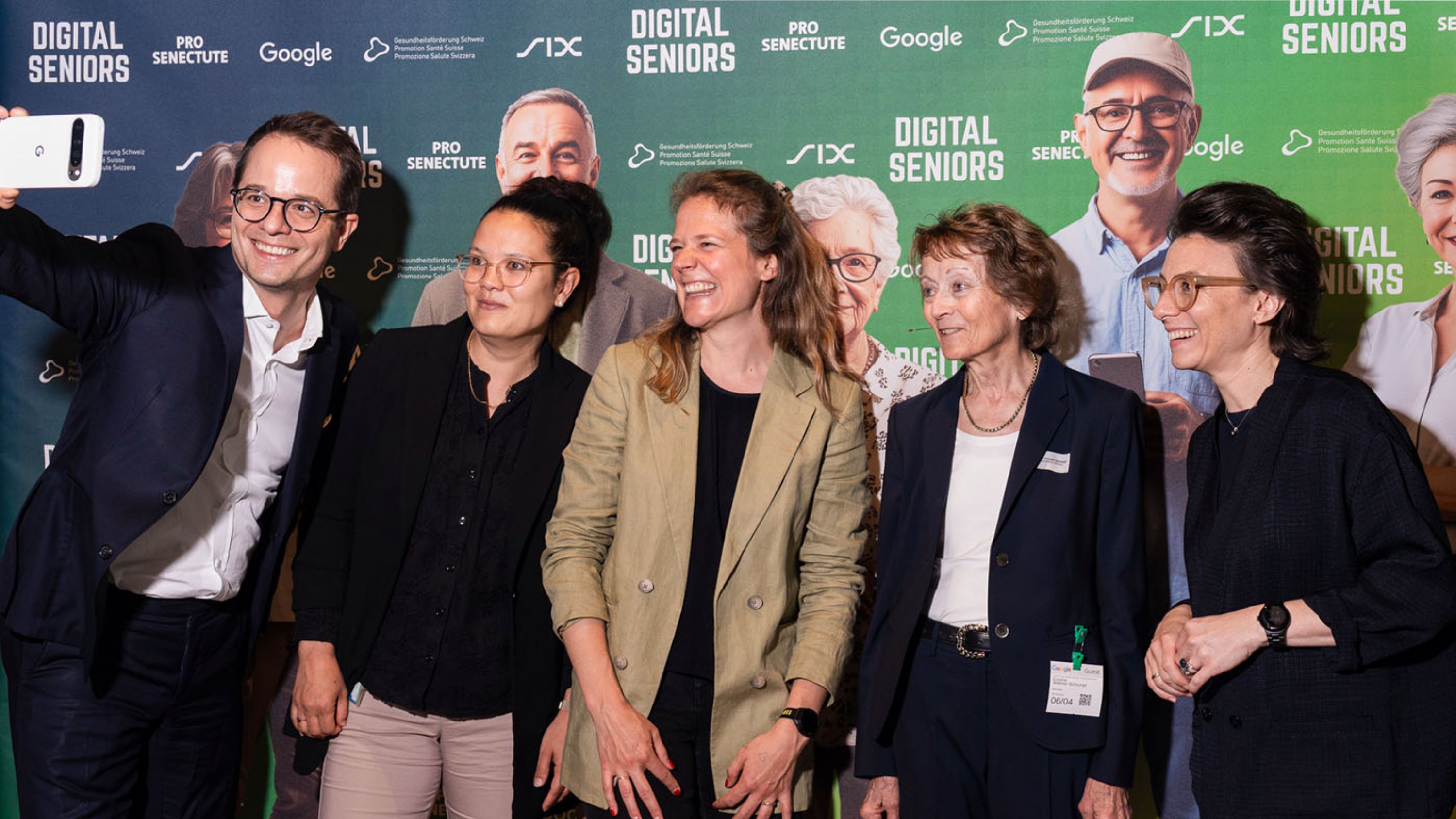 Un momento-selfie all’evento «Digital Senoirs 2025». Il team di Google Svizzera con la responsabile Christine Antlanger-Winter (a destra) ed Eveline Widmer-Schlumpf (seconda da destra).