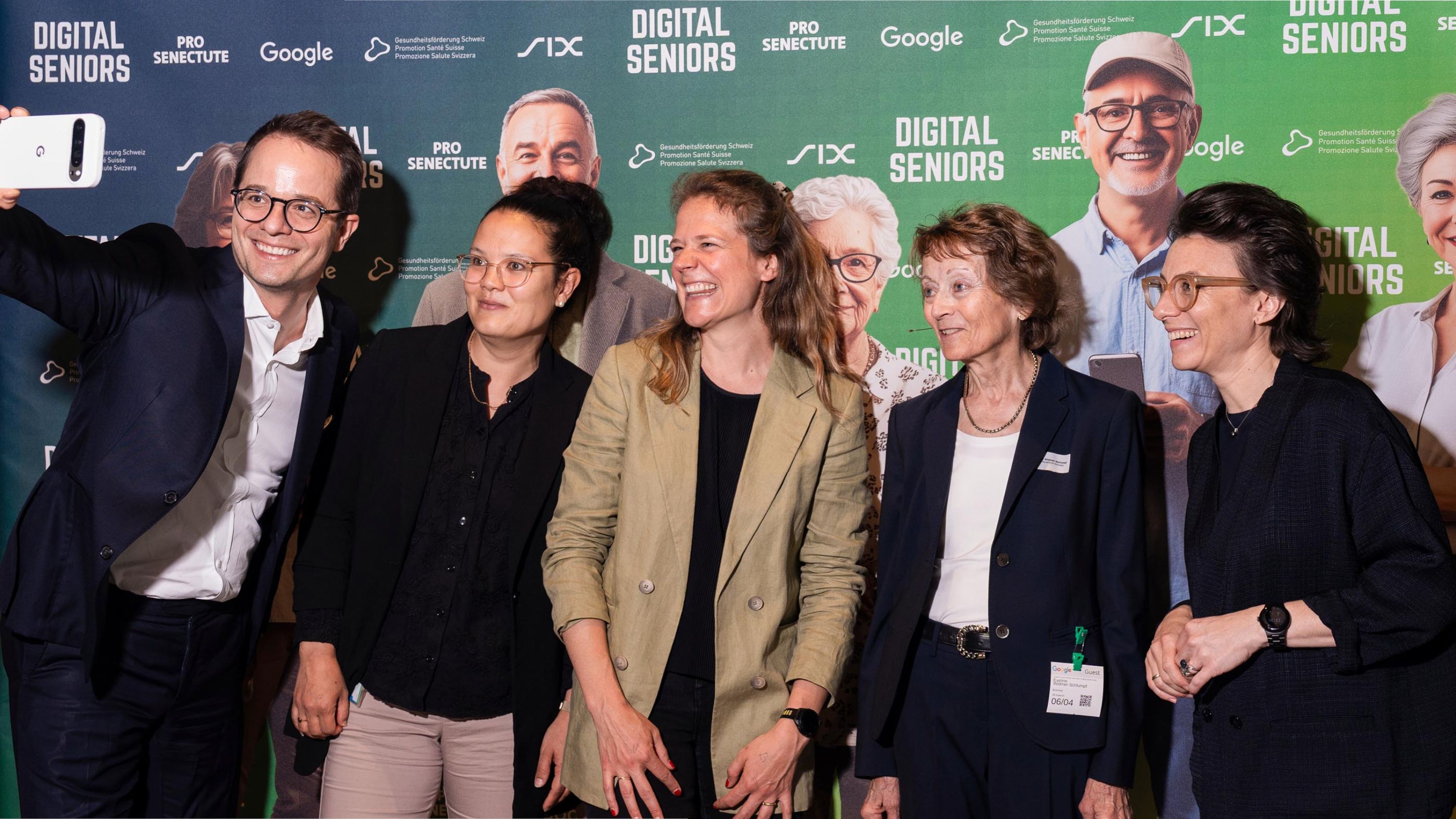 Un momento-selfie all’evento «Digital Senoirs 2025». Il team di Google Svizzera con la responsabile Christine Antlanger-Winter (a destra) ed Eveline Widmer-Schlumpf (seconda da destra).