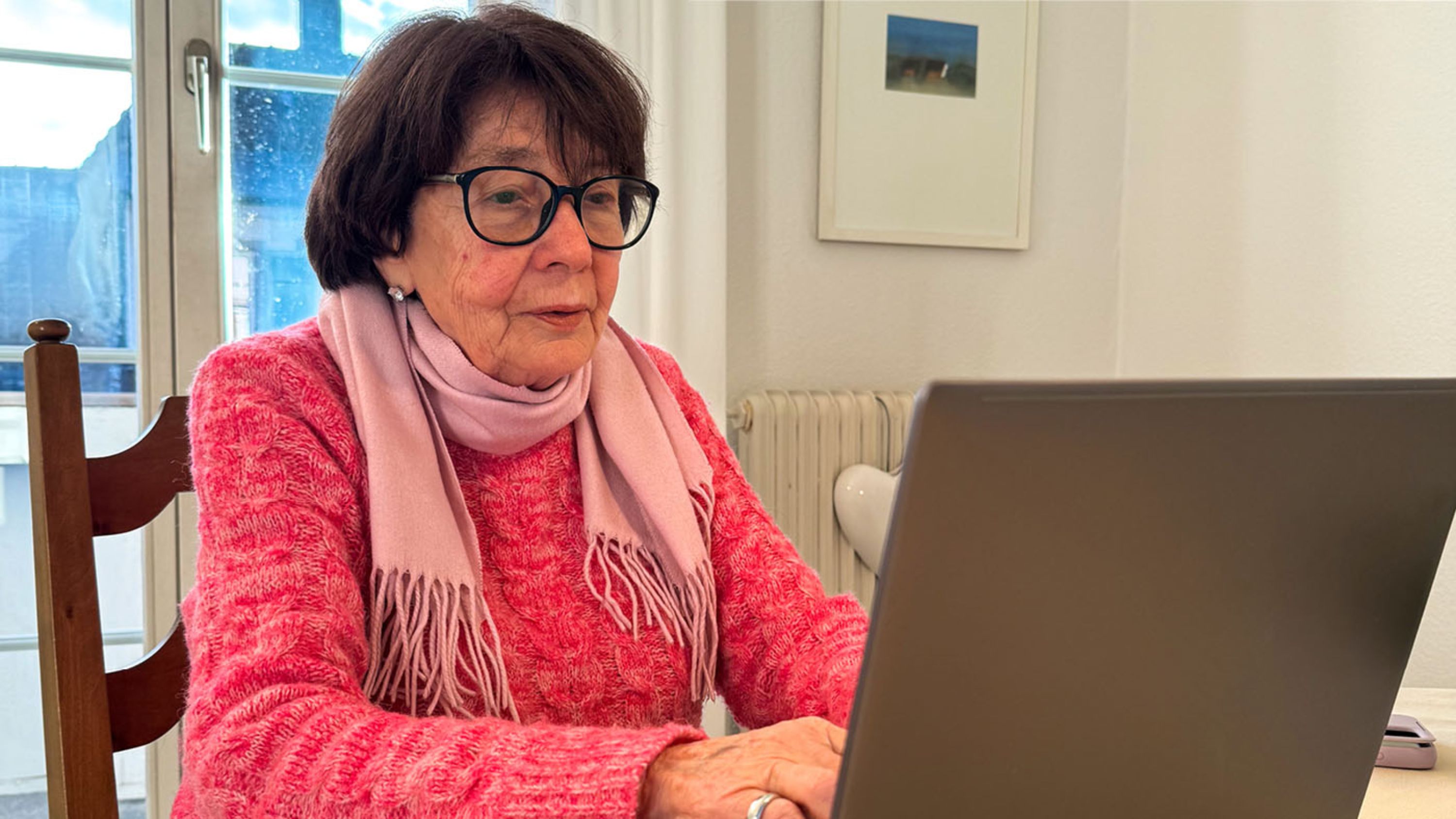 Scrivere una lettera al computer è più veloce che scriverla a mano: Liliane Gasser mentre si dedica alla sua attività preferita.