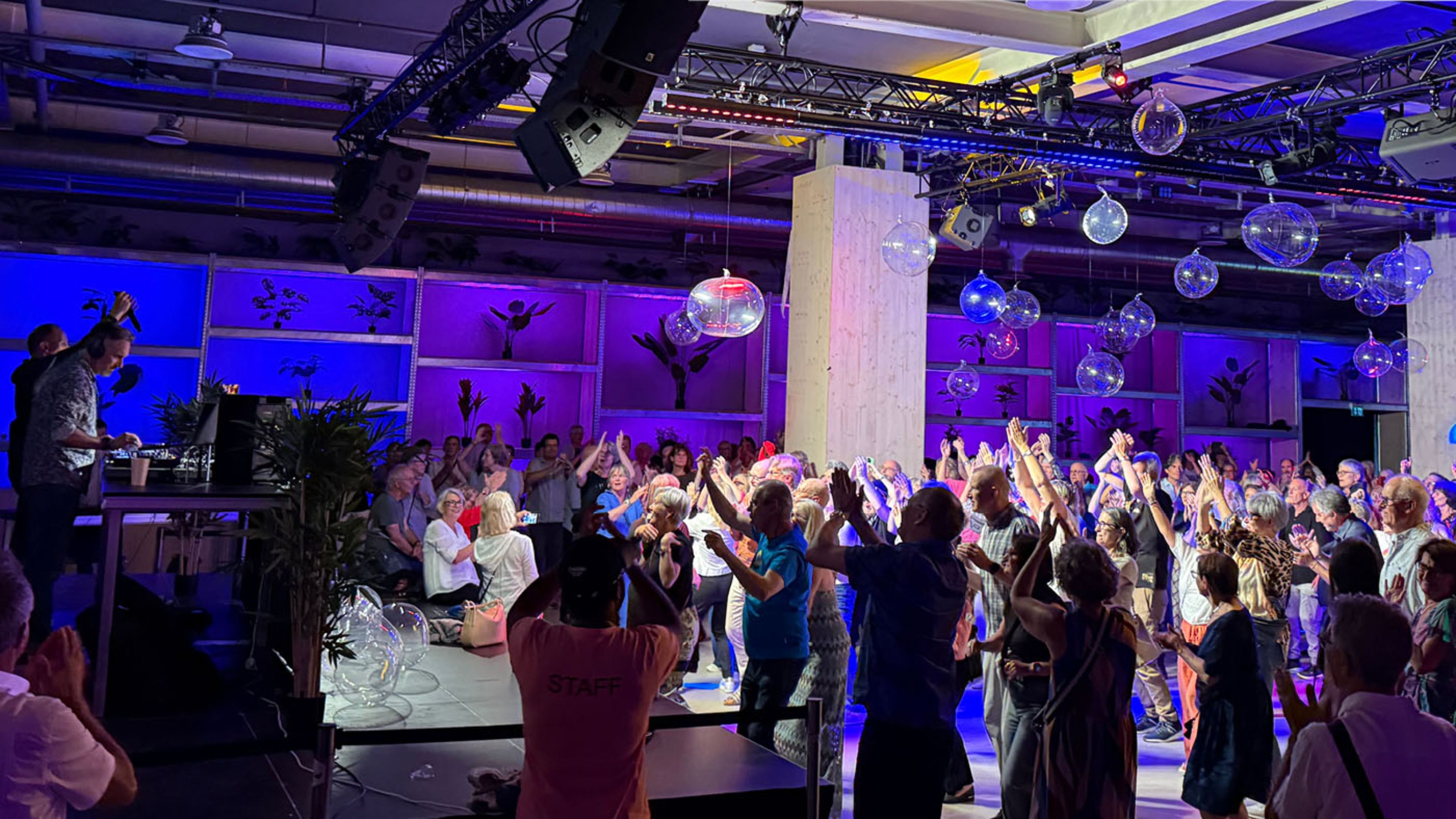 Mani al cielo: alla discoteca ESC 60+ i partecipanti hanno sfoggiato le loro migliori movenze di ballo.