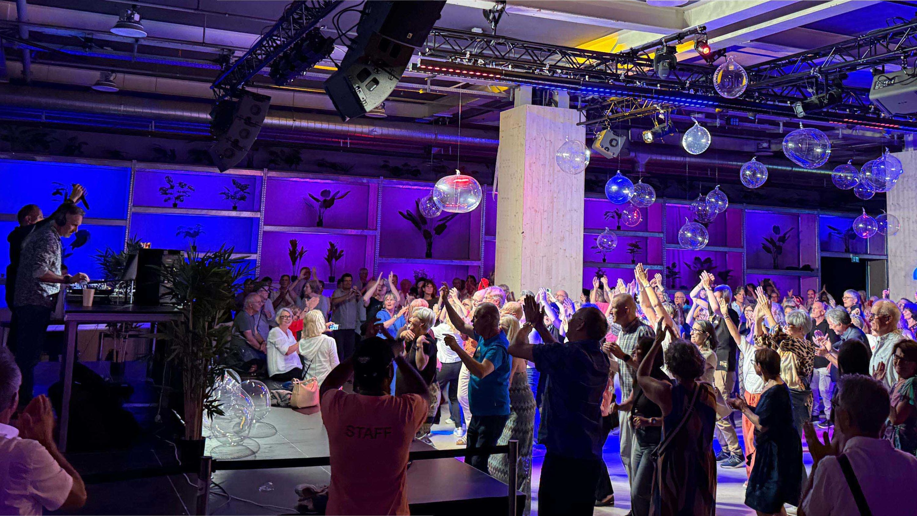 Mani al cielo: alla discoteca ESC 60+ i partecipanti hanno sfoggiato le loro migliori movenze di ballo.
