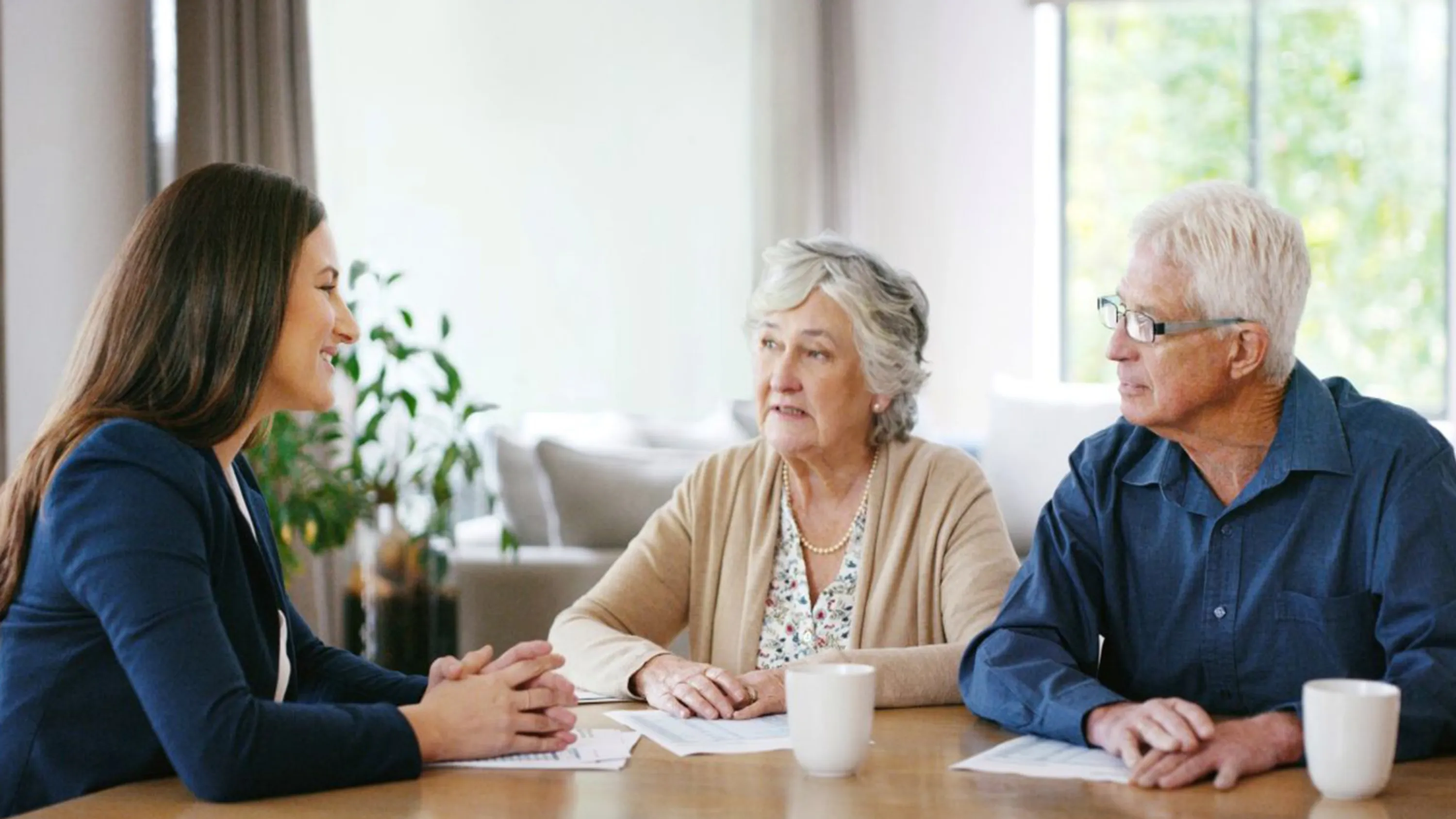 Sozialarbeiterin berät Ehepaar