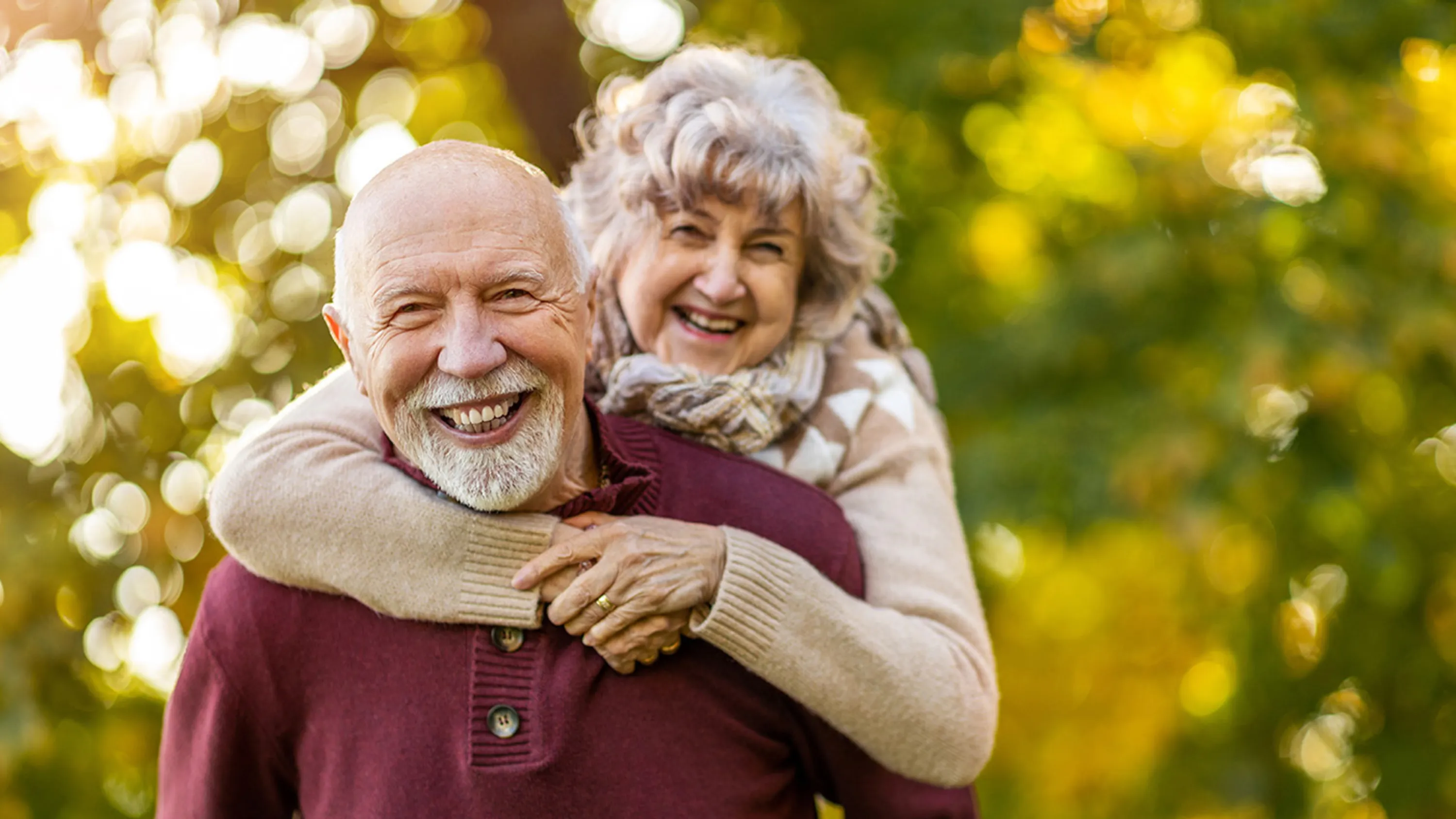 Älteres Paar im Herbst in einem Park 