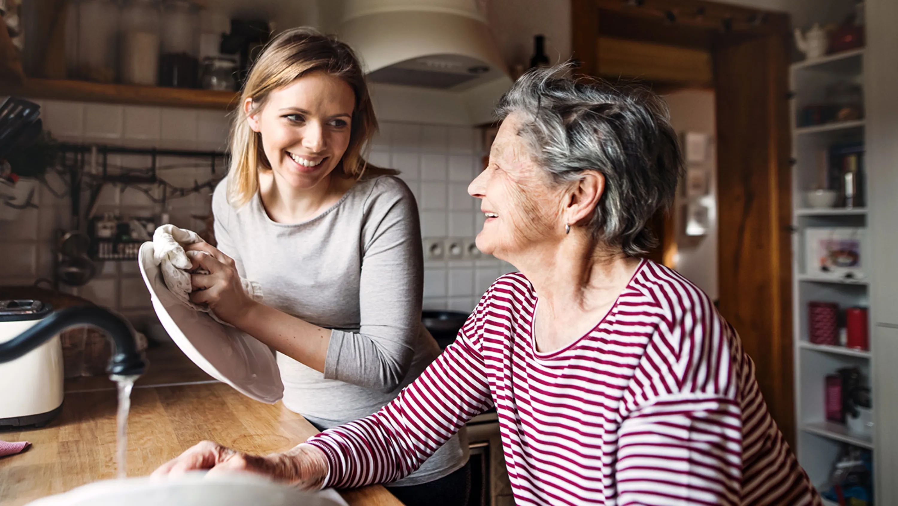Helferin reinigt und Mann schaut zu