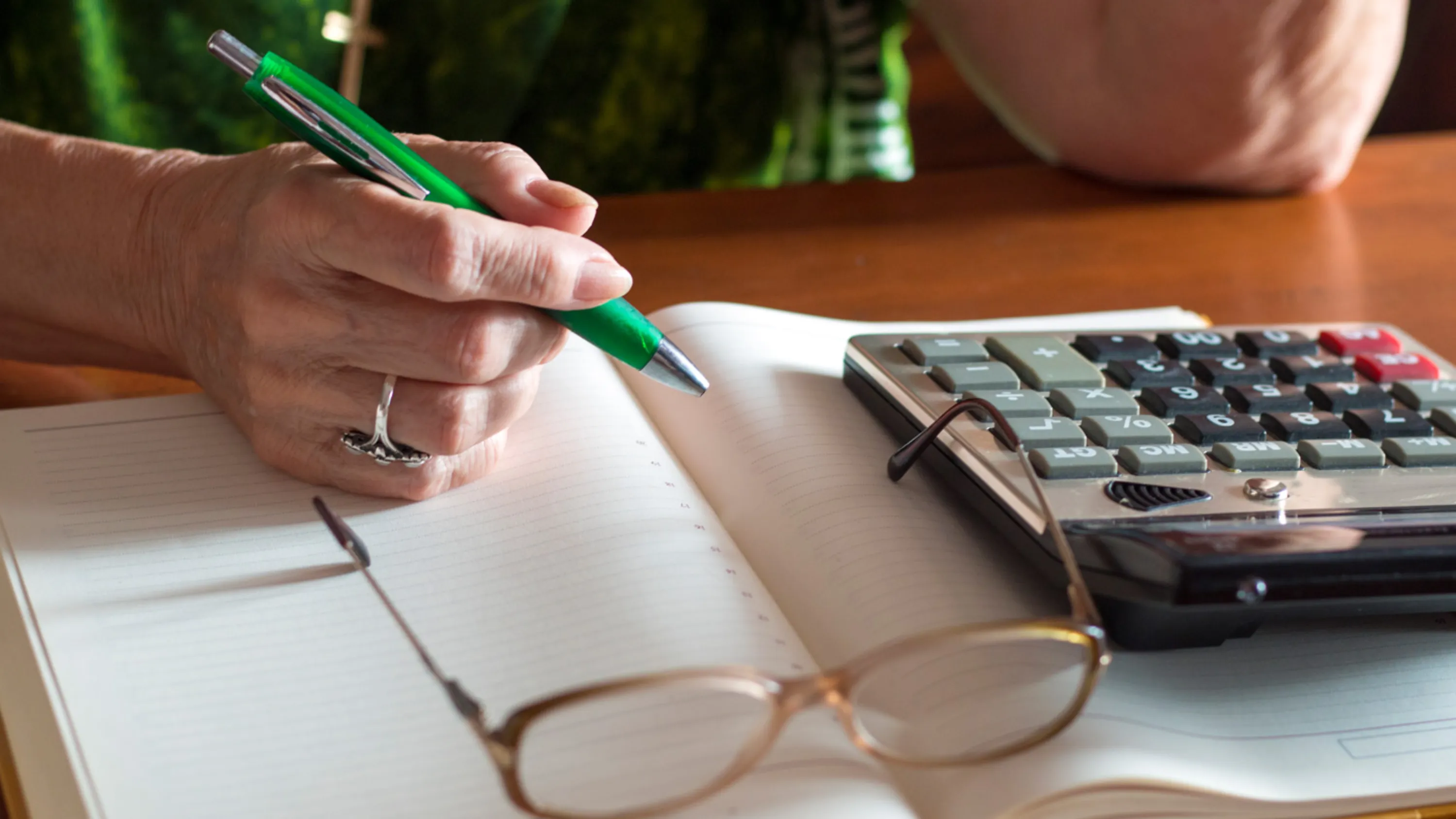 Kassenbuch und Taschenrechner