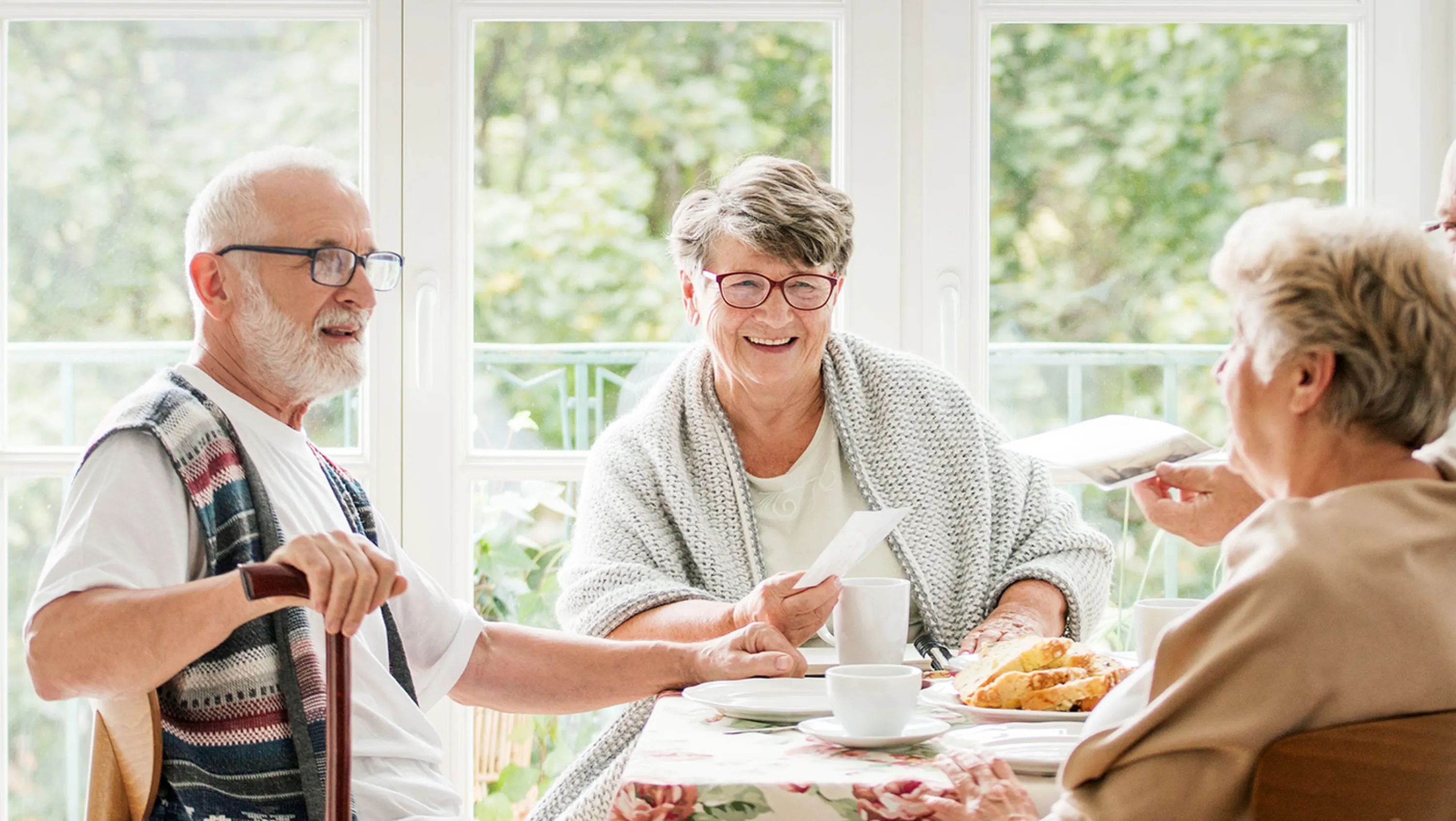 Senioren beim Essen am Tisch