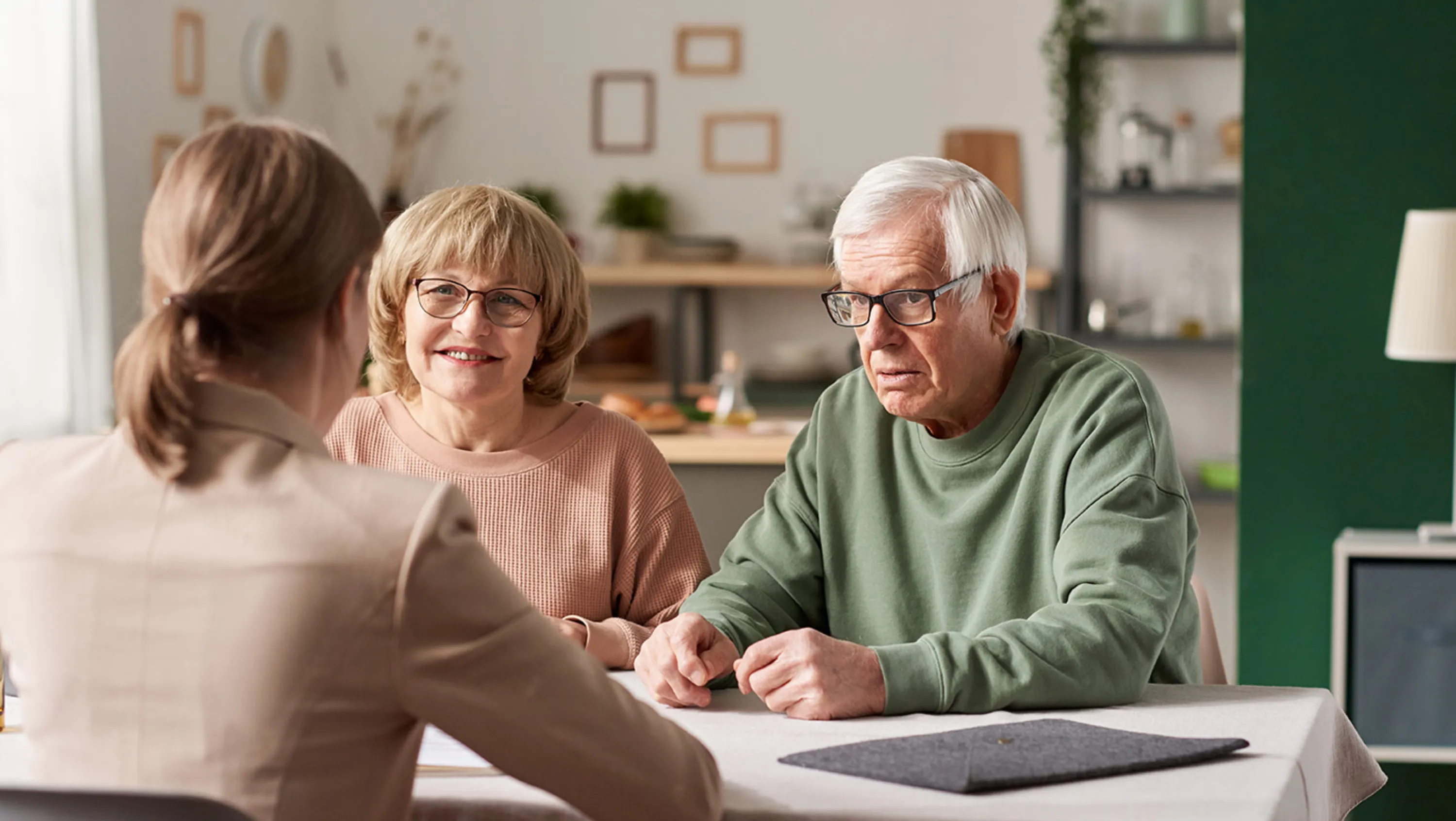 Dame erklärt Herrn die Unterlagen
