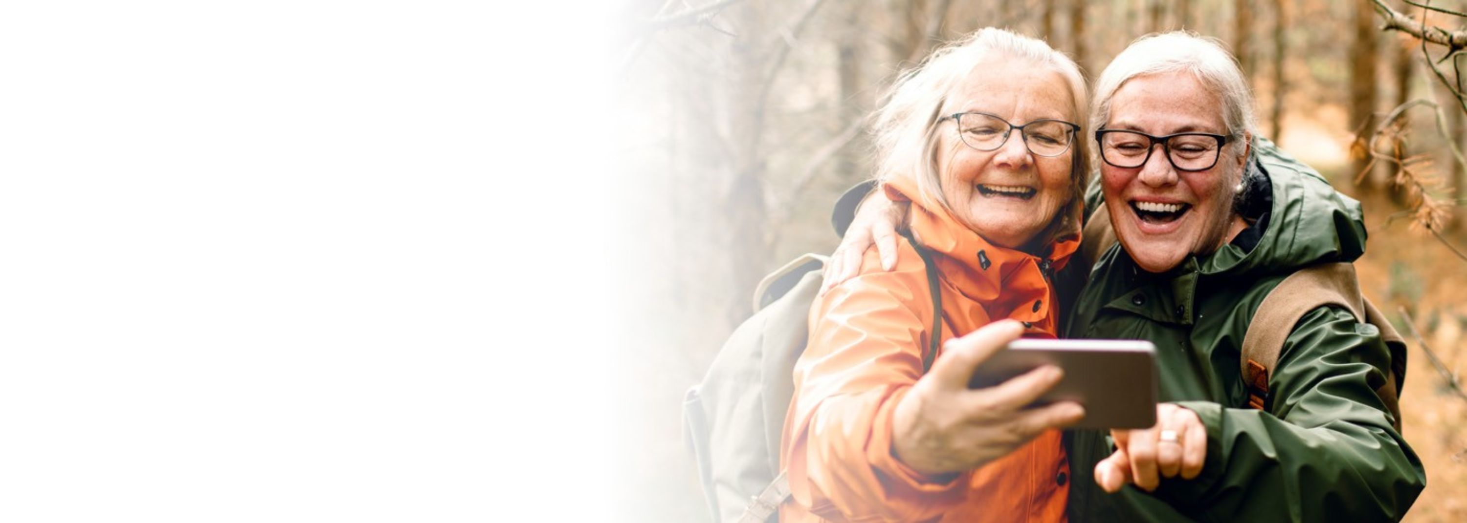 Seniorinnen am Wandern im Wald