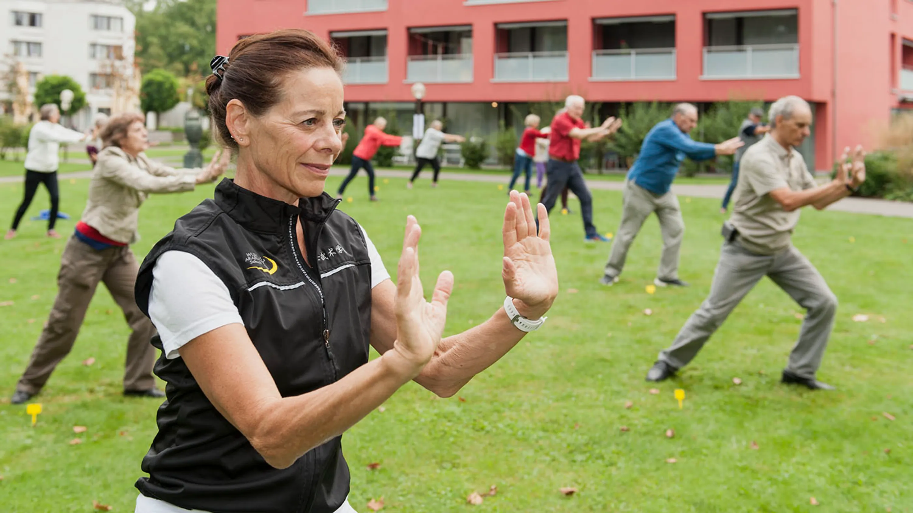 Menschen im Garten beim Qi Gong