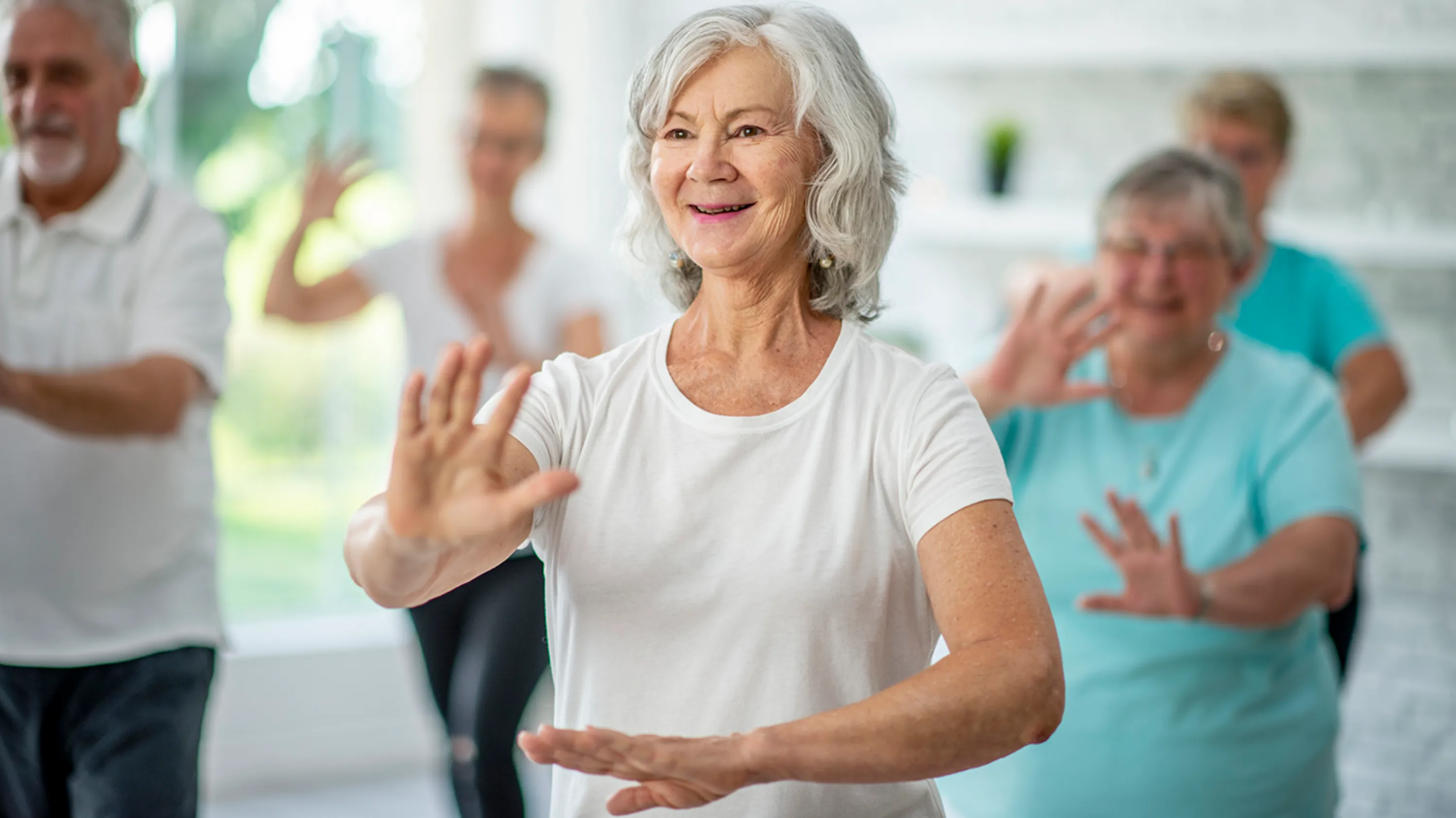 ältere Menschen beim Qi Gong