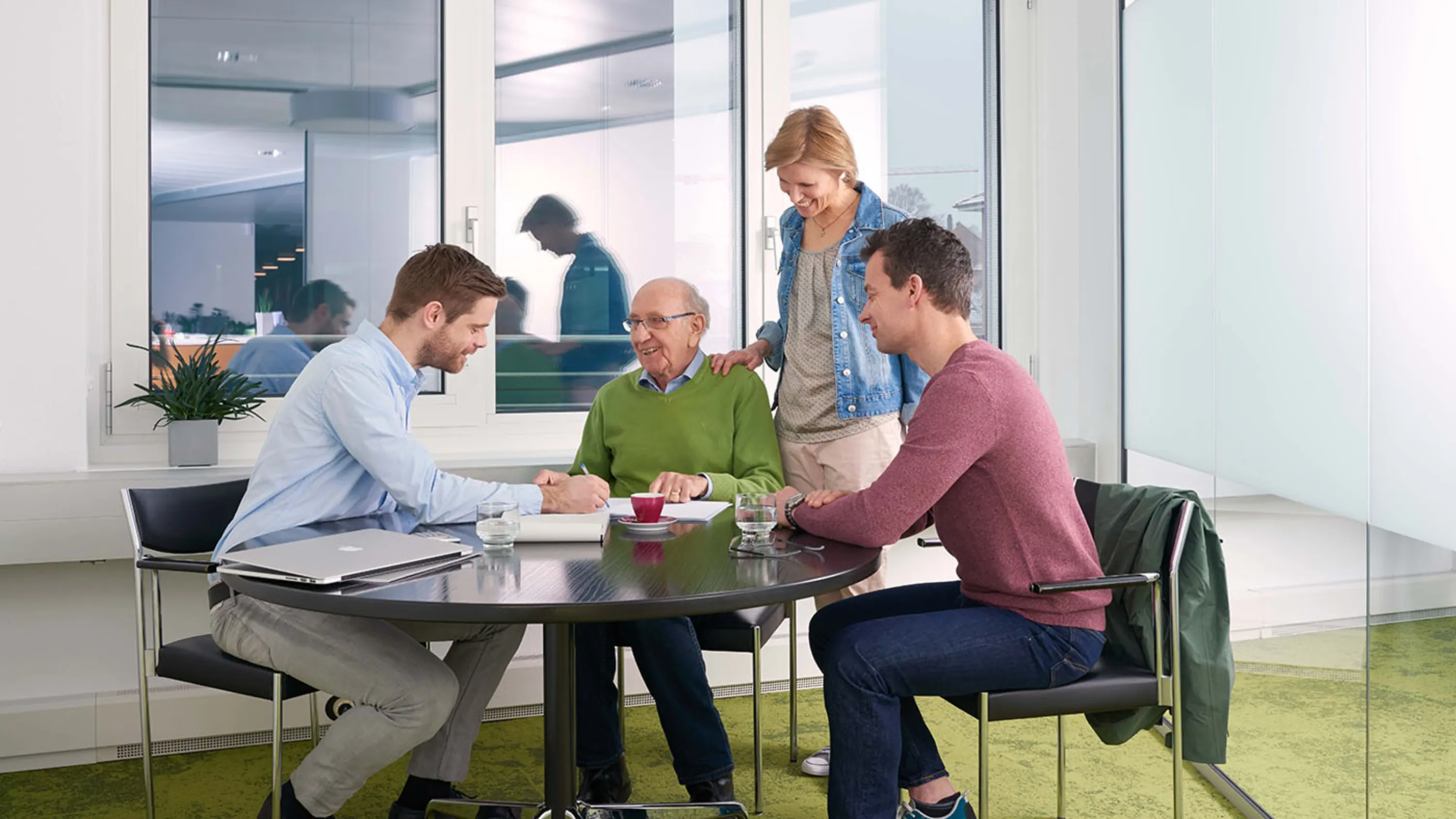 Seniorin und Senior bei der Budgetberatung