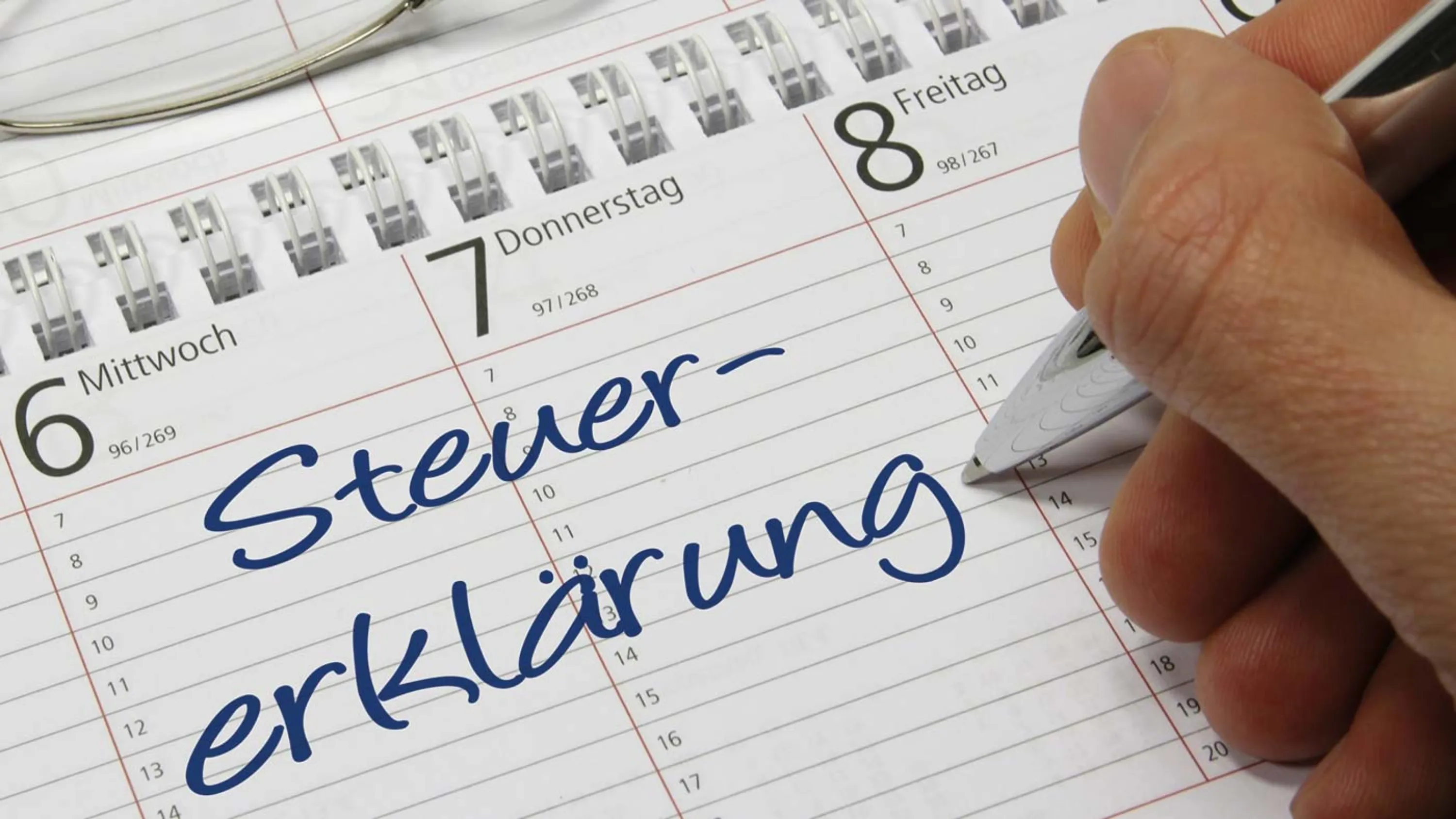 In einer Agenda steht dick geschrieben: Steuererklärung.