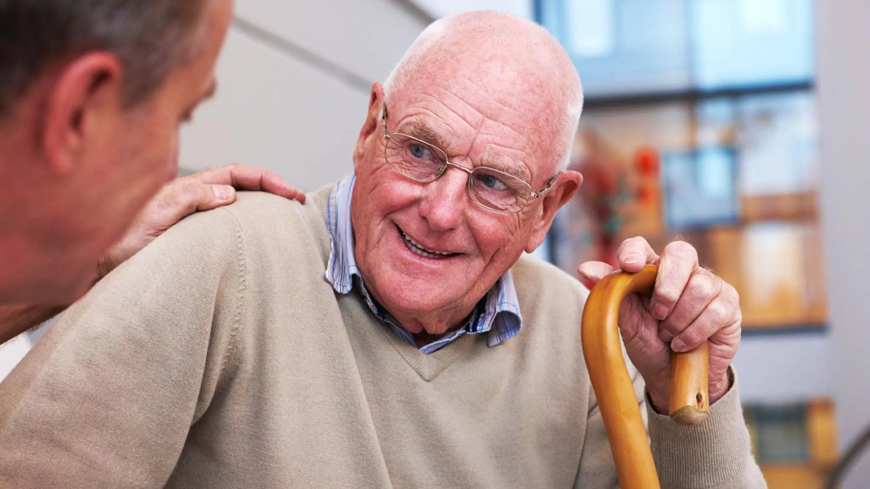 Senior mit Gehstock.