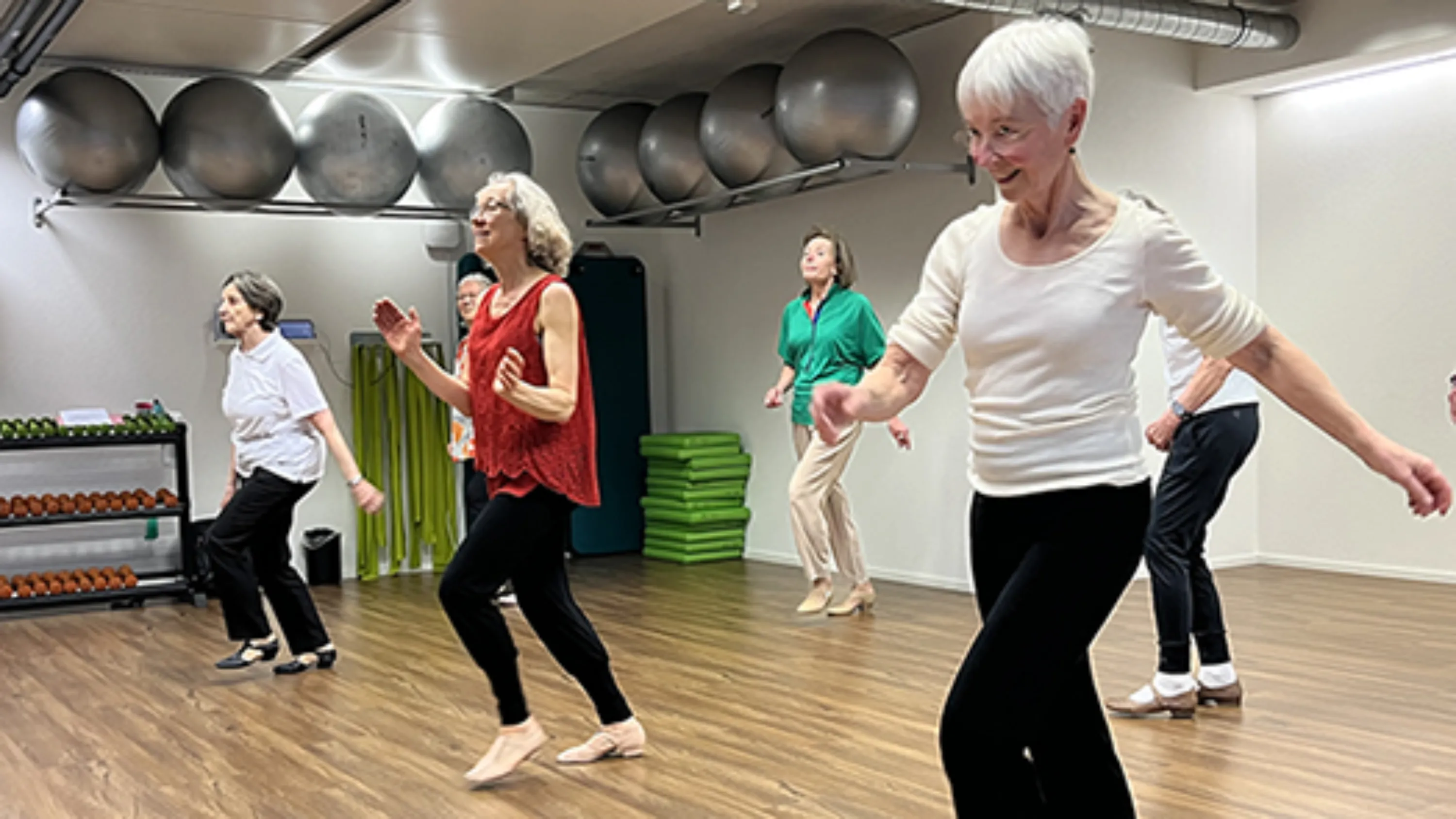 Zwei ältere Frauen beim Tanzen.