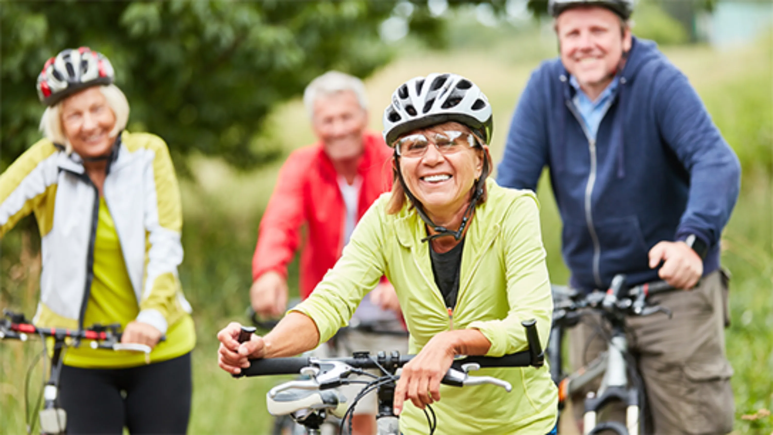 Eine Gruppe Senioren ist sportlich mit dem Velo unterwegs.