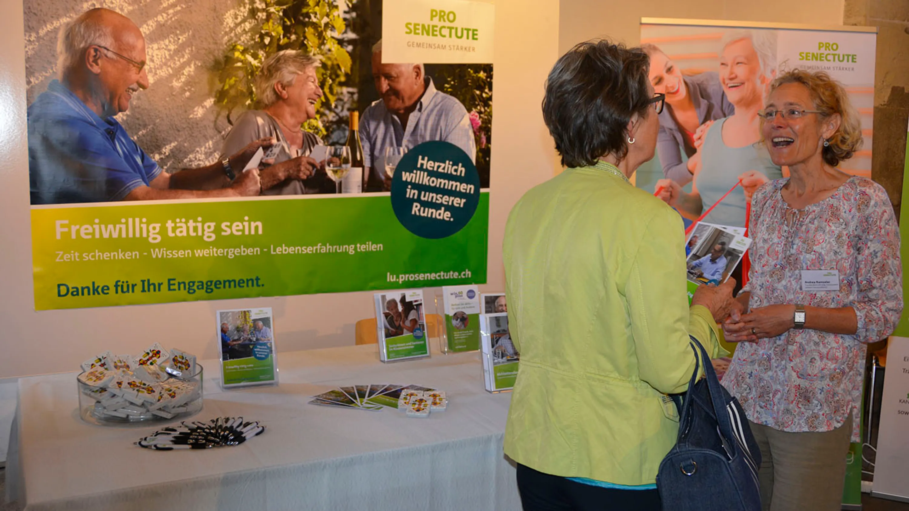 Messestand mit Personen am Diskutieren