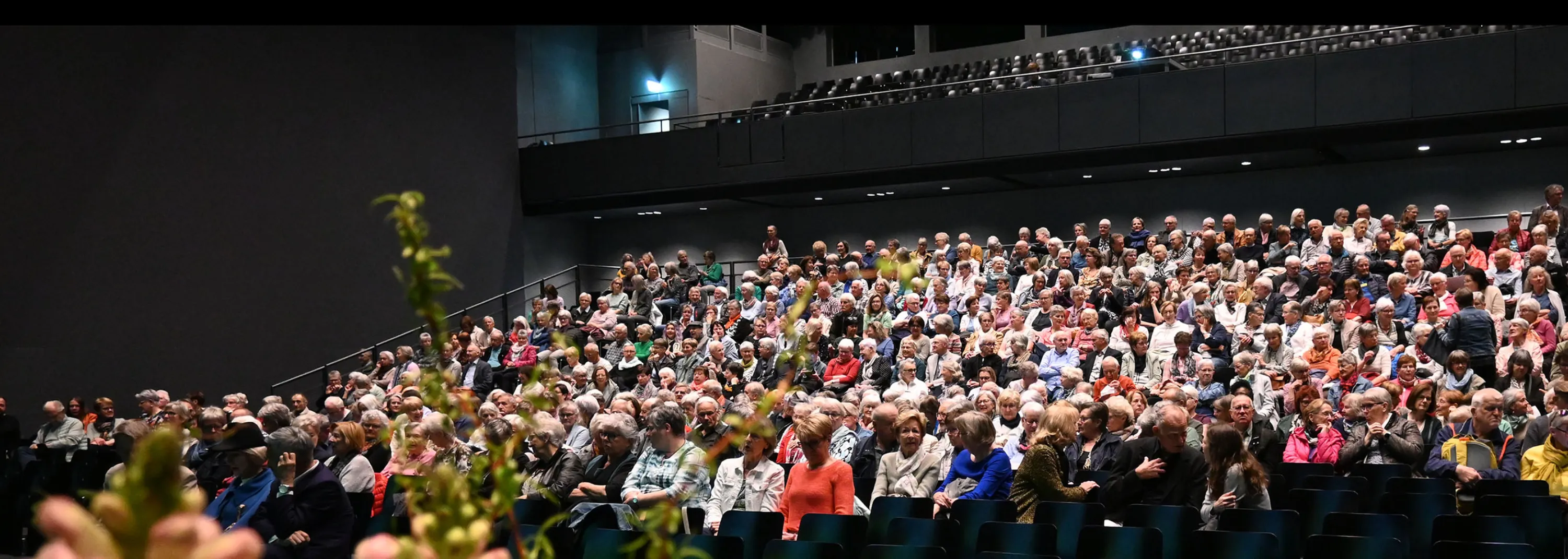 Gäste auf Tribüne im KKL Luzern Luzernersaal