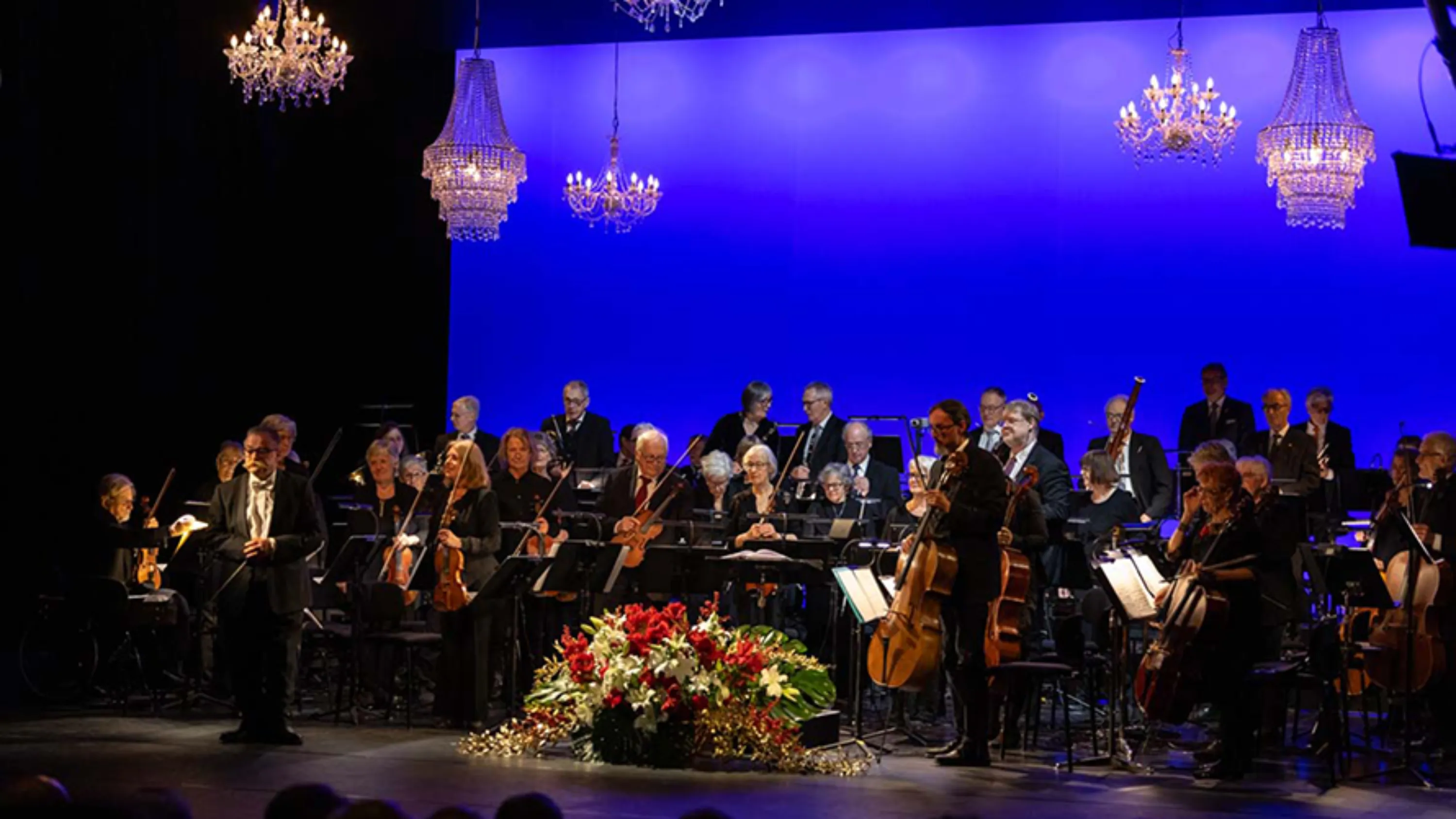 Eine Ballerina tanzt vor dem Luzerner Seniorenorchester.