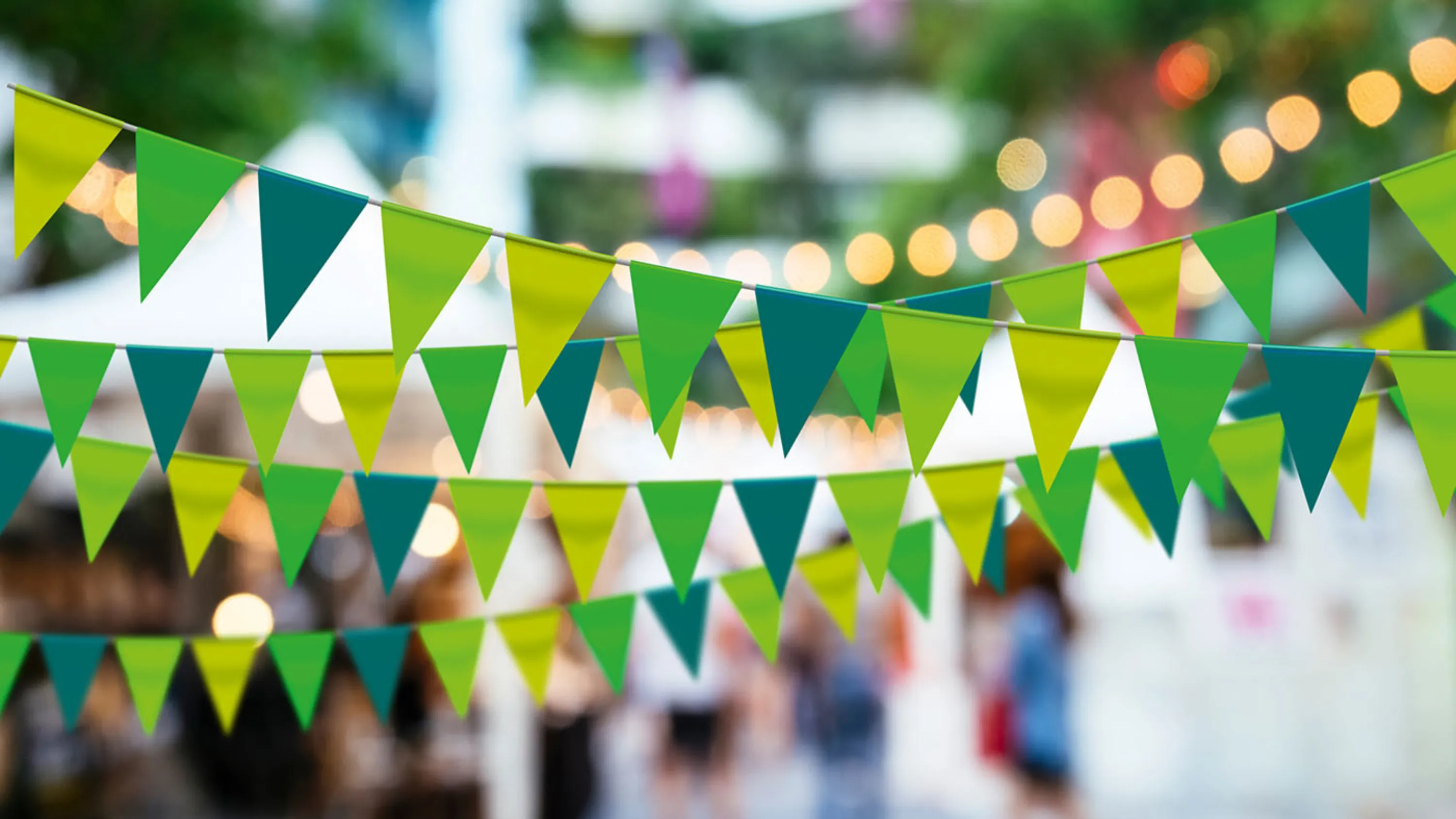Girlande mit vielen Wimpeln in verschiedenen Grüntönen.
