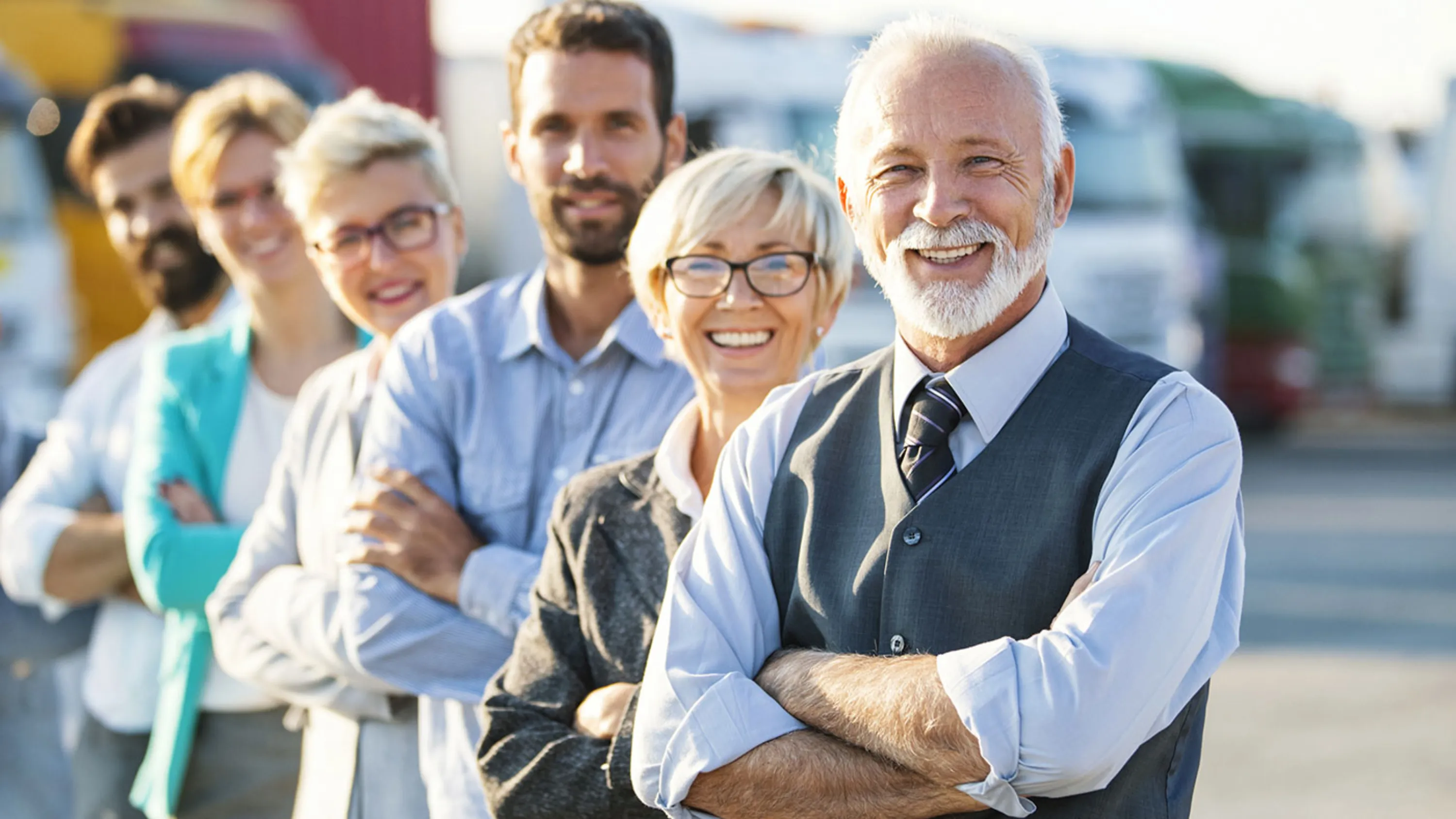 Menschen verschiedenen Alters stehen in Reihe hintereinander.