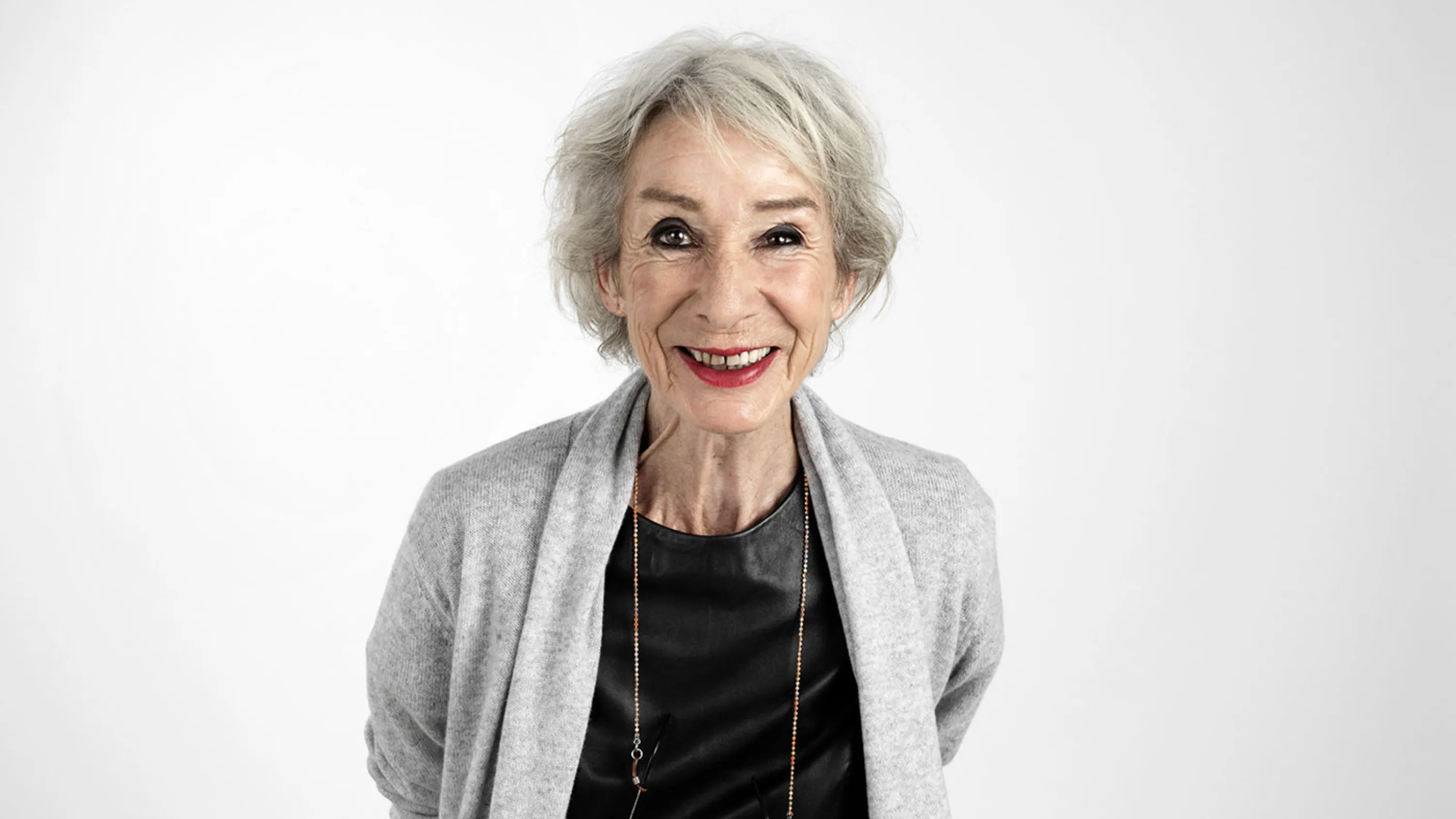 Portrait ältere Frau lacht in Kamera