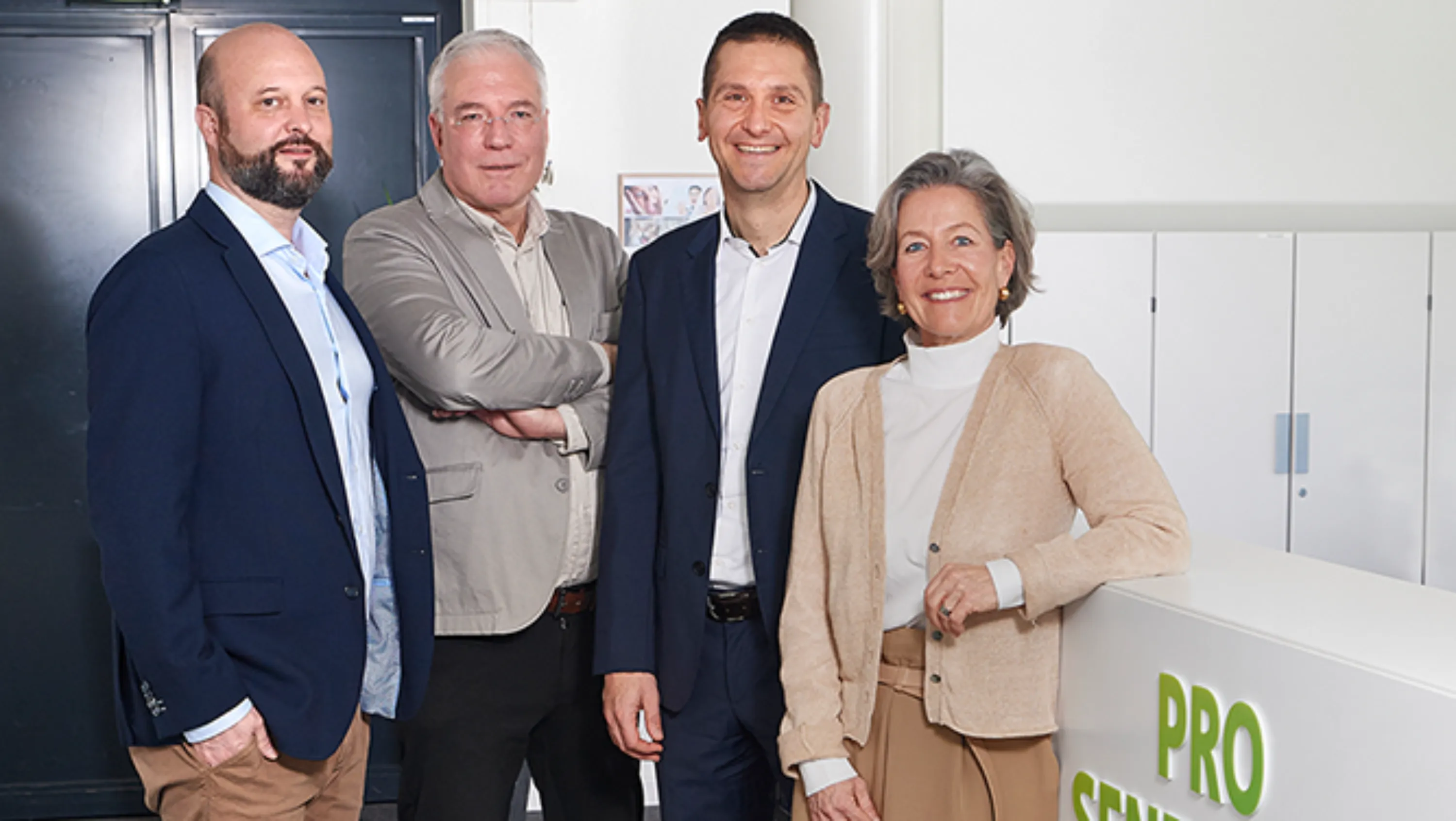 Frau mit grauen Haaren schaut lächelnd in die Kamera