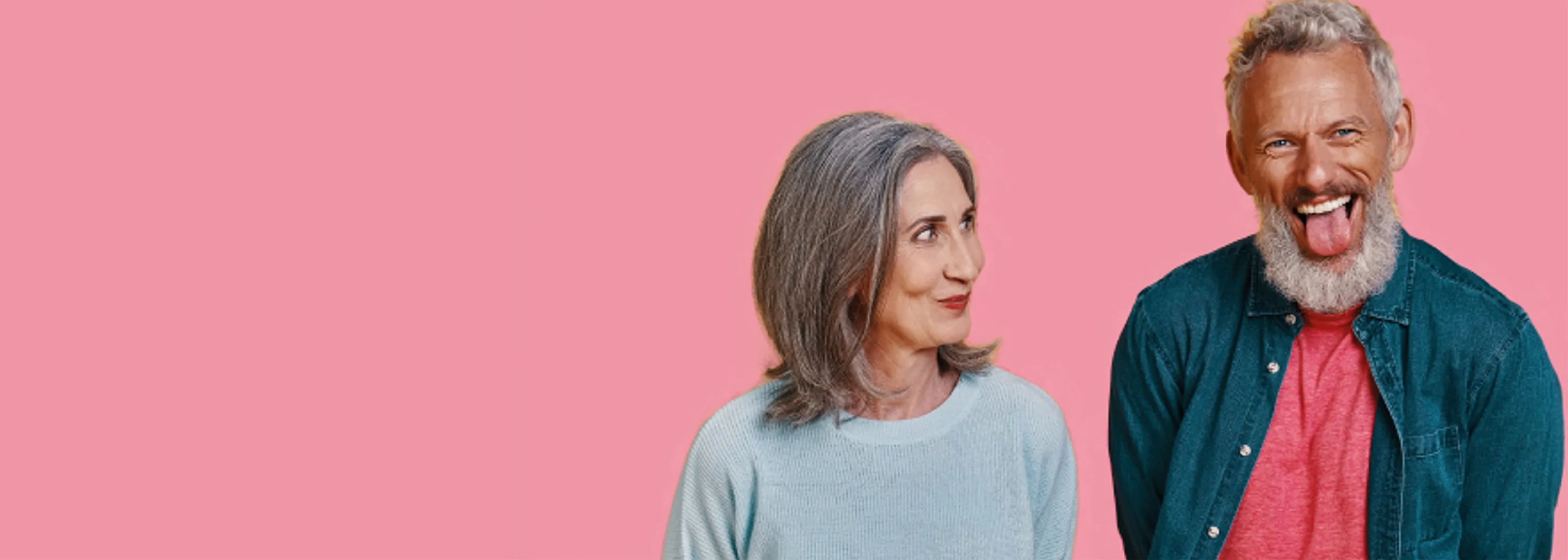 Mann mit Discokugel in der Hand