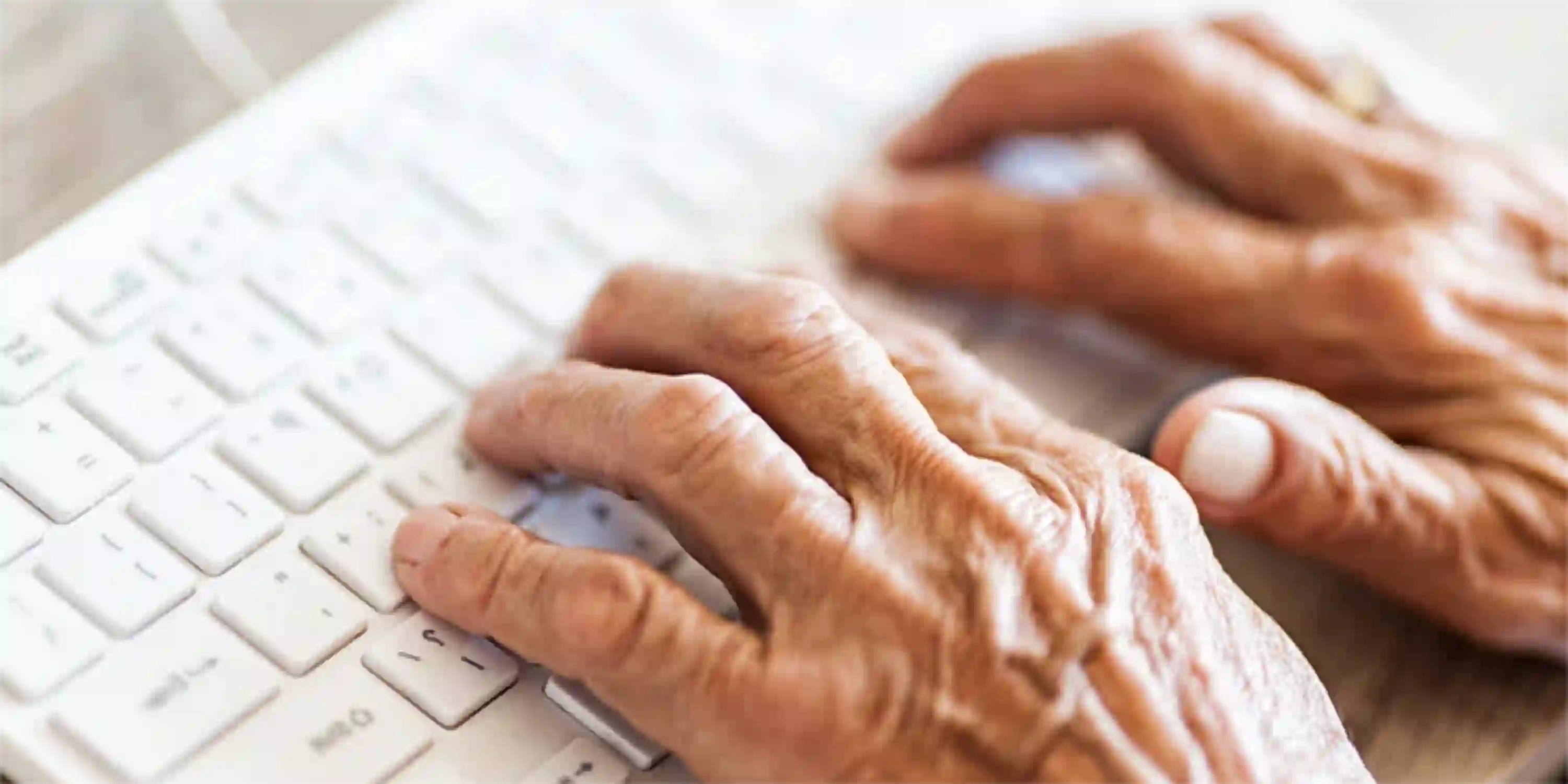 Hände Mann an Tastatur