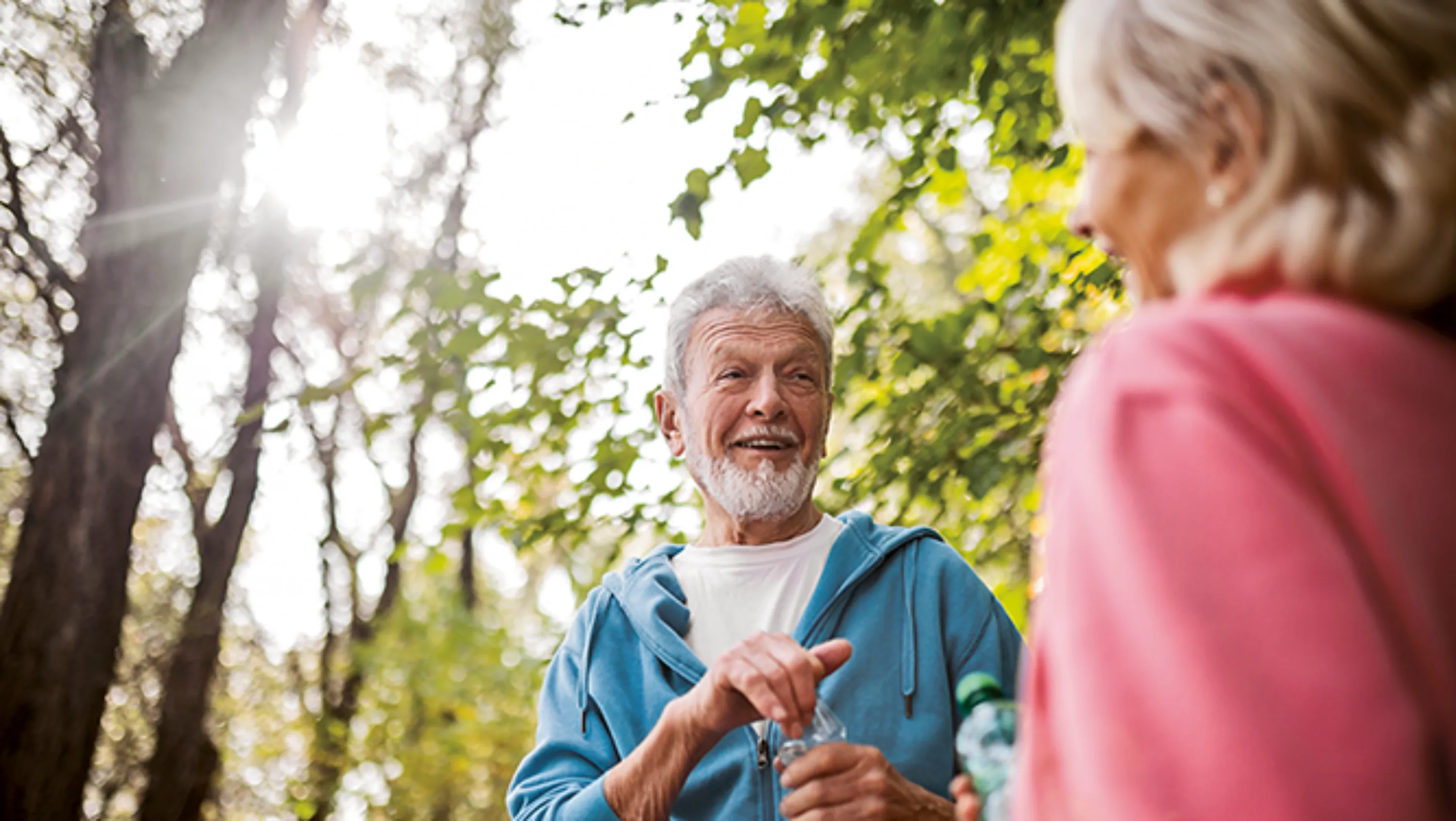 Arzt hält Hände von Patient