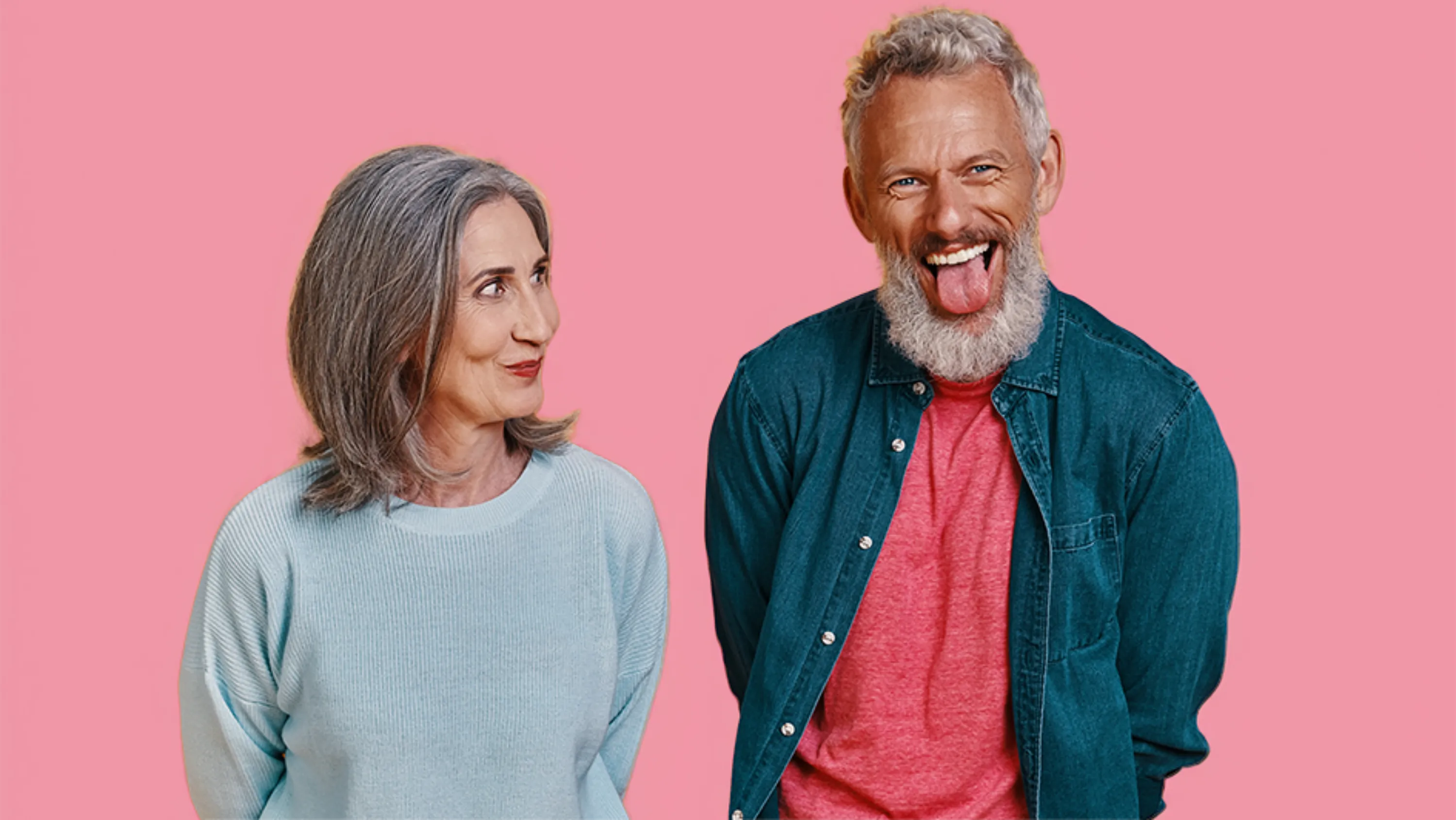 Mann mit Discokugel in der Hand