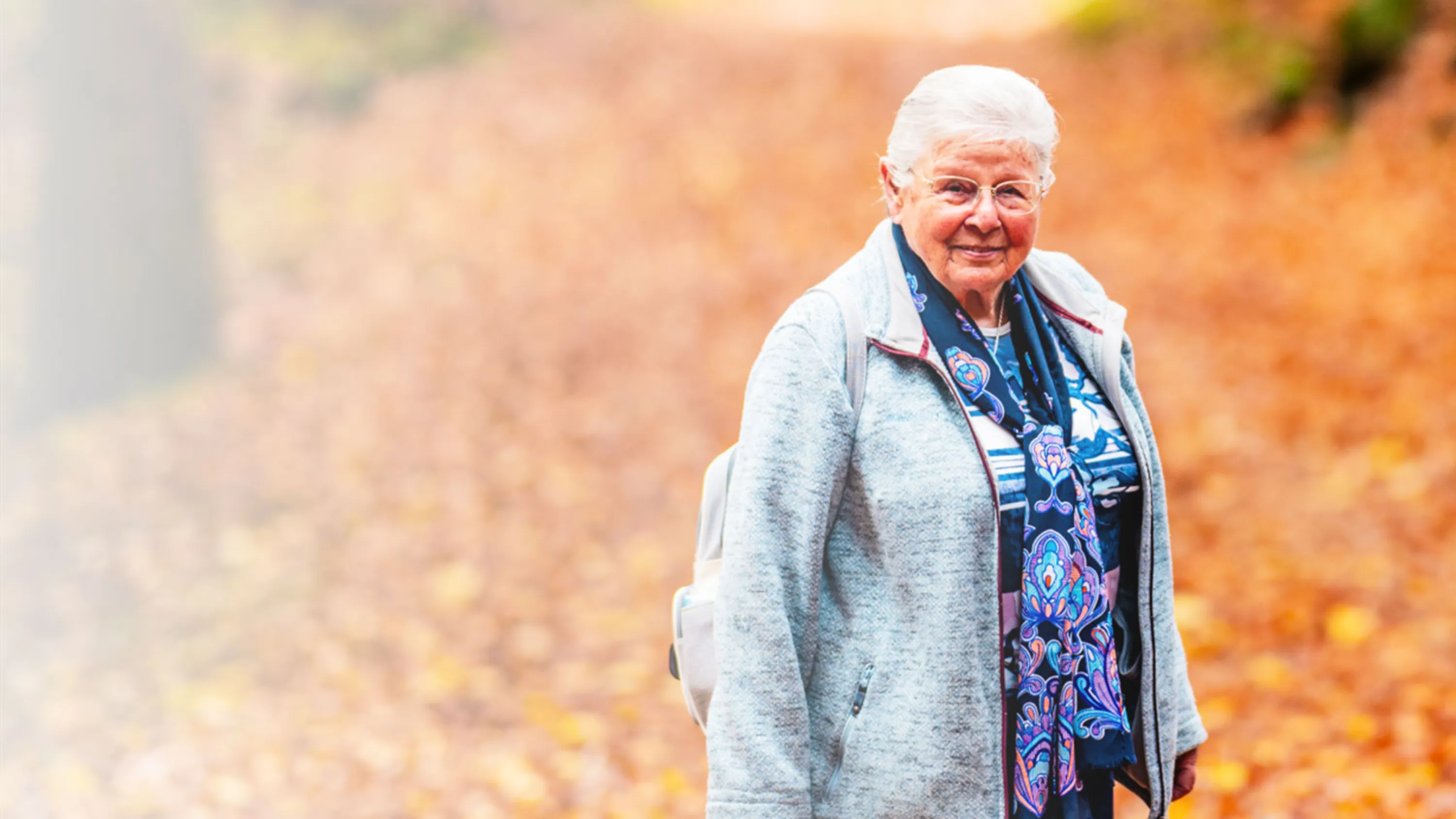 Rosemary Kirchenbauer im Kernwald auf Herbstlaub stehend