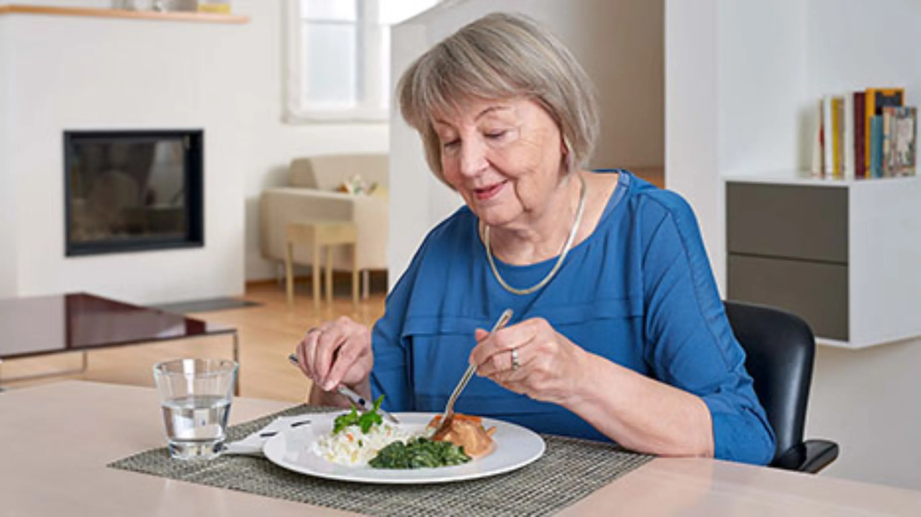 Eine ältere Frau geniesst ihr Essen vom Mahlzeitendienst von Pro Senectute Schaffhausen.