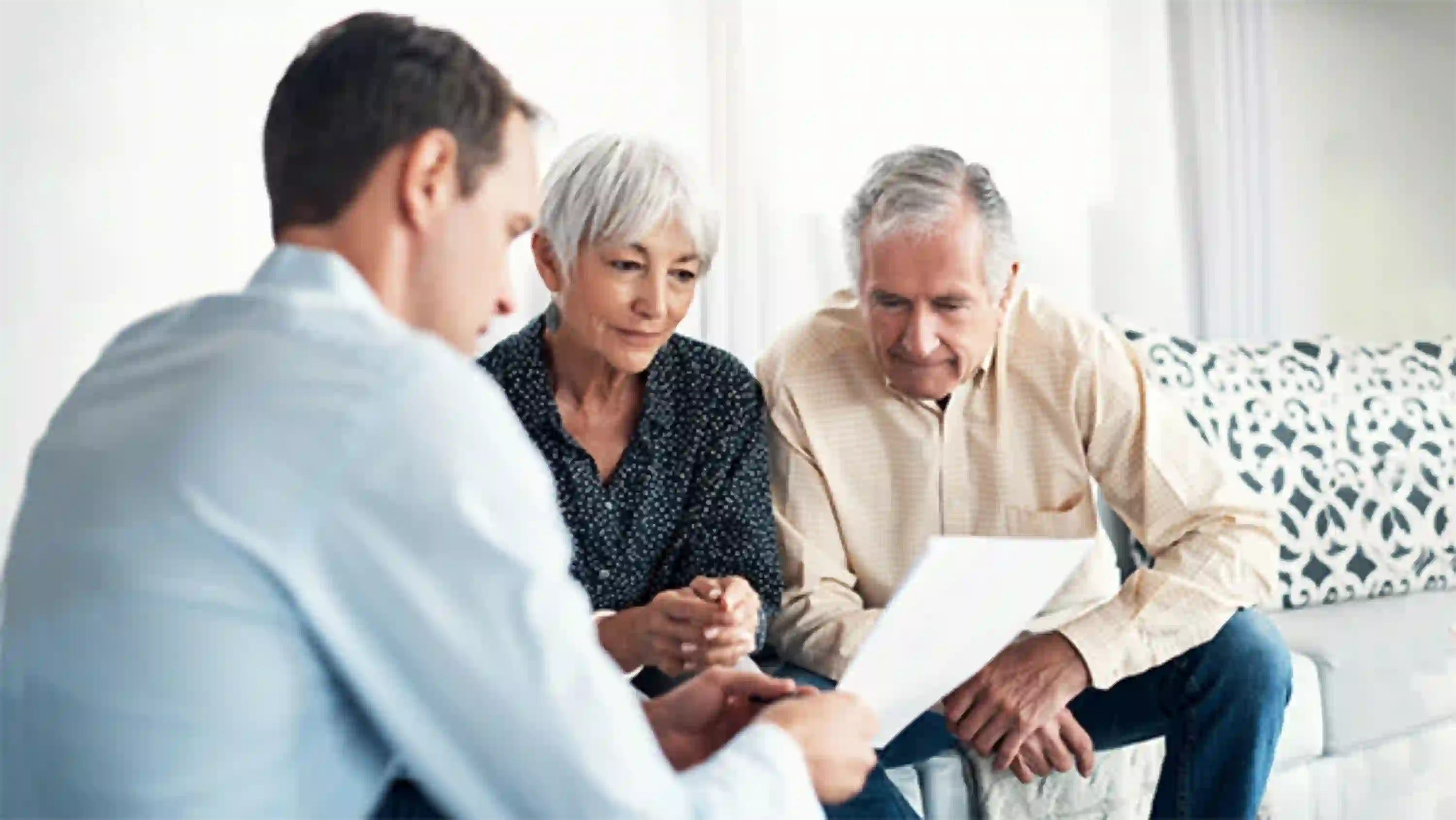 Eine Seniorin und ein Senior bei der Beratung zu ihrem Nachlass