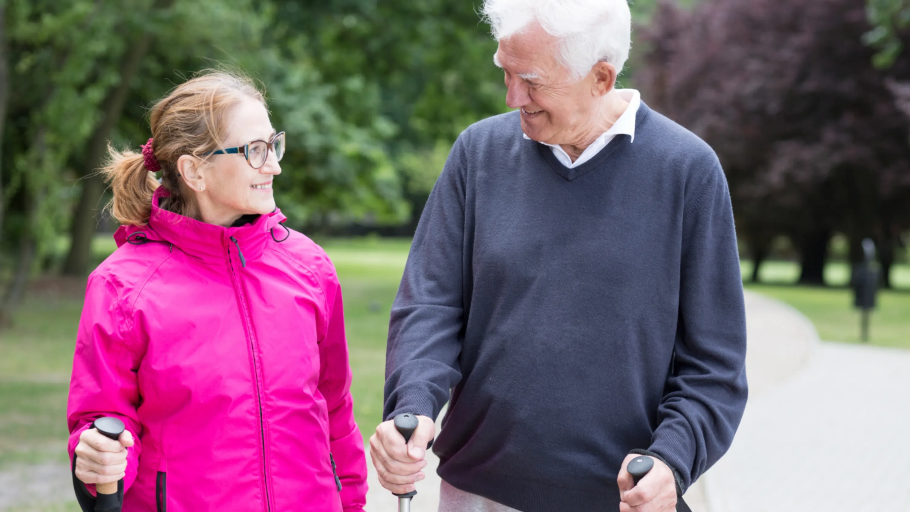 Zwei SeniorInnen auf einem Spaziergang im Rahmen einer Bewegungspatenschaft