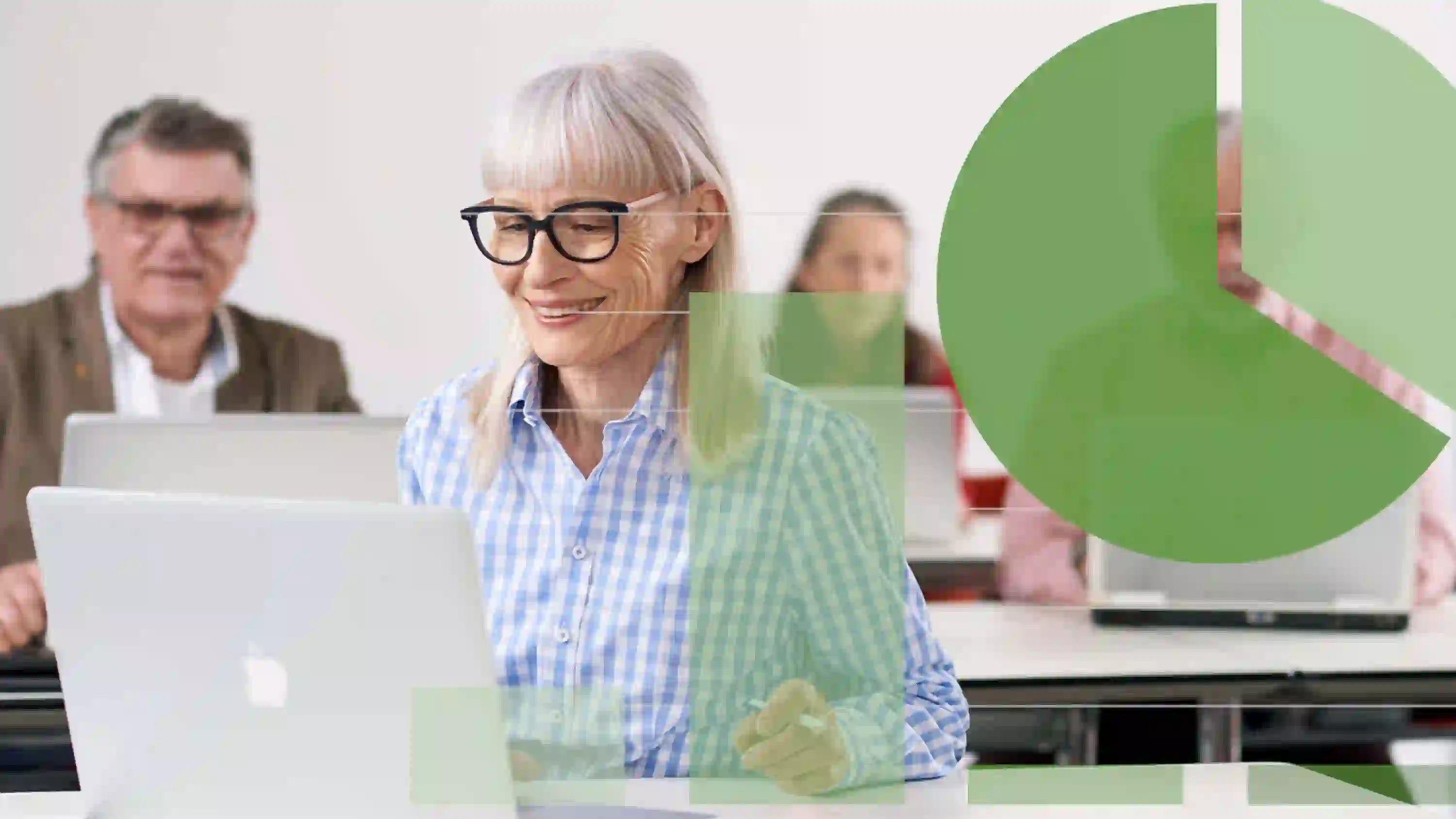 Seniorin am Laptop mit Diagrammen als Grafik darüber gelegt