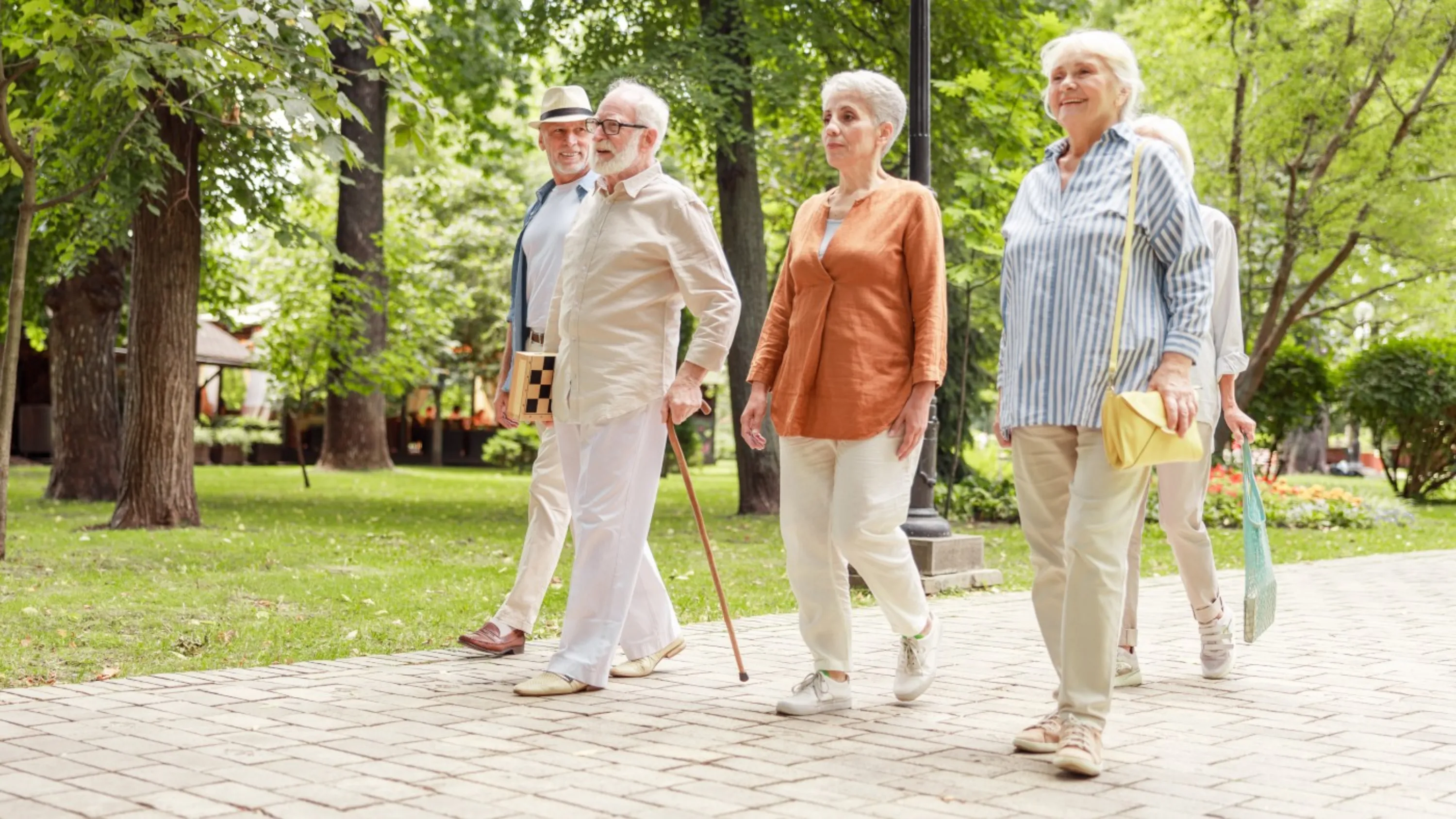Seniorengruppe unterwegs in der Gemeinde