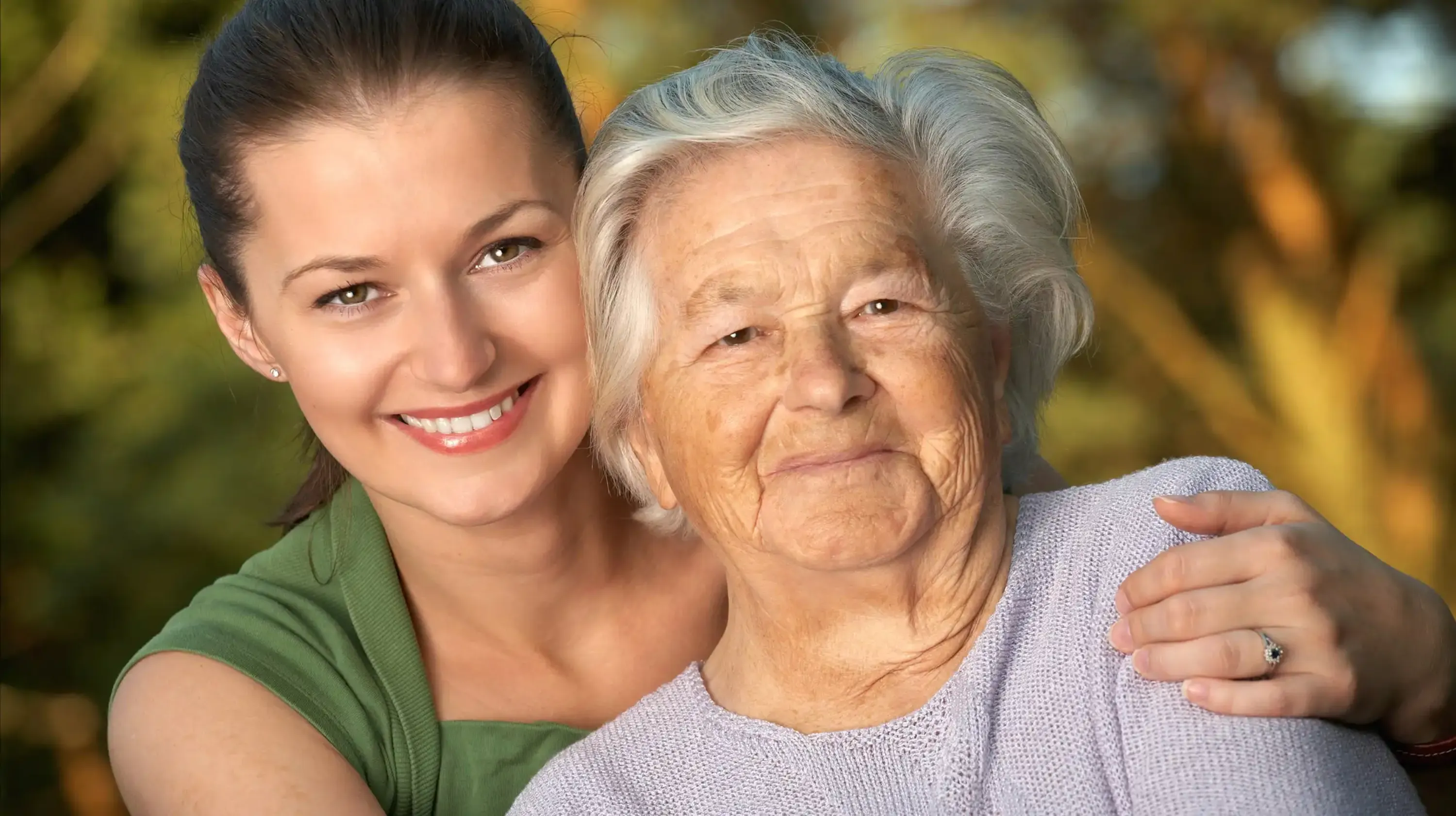 anziana e giovane abbraccio