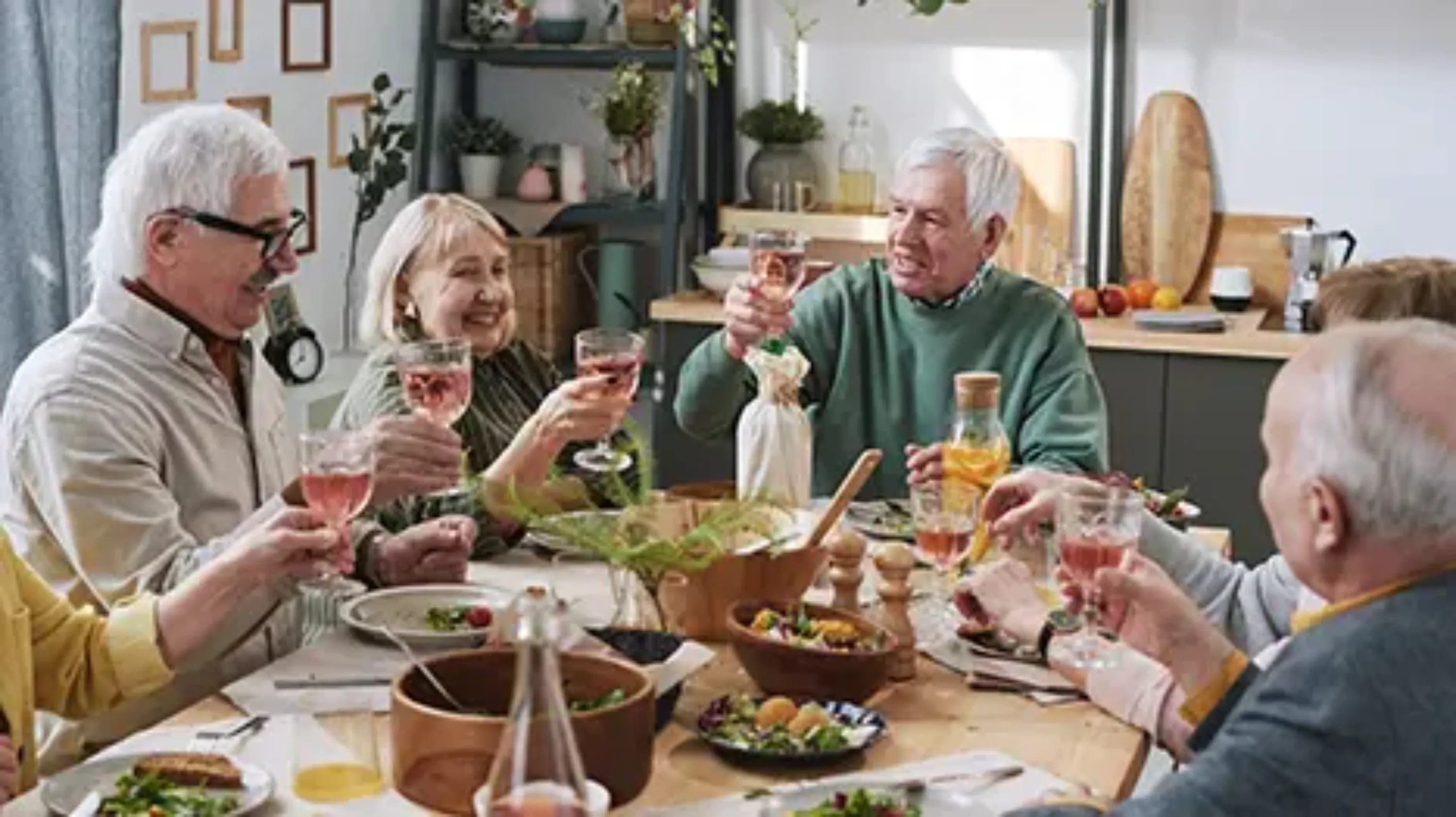 Groupe à table chez un particulier