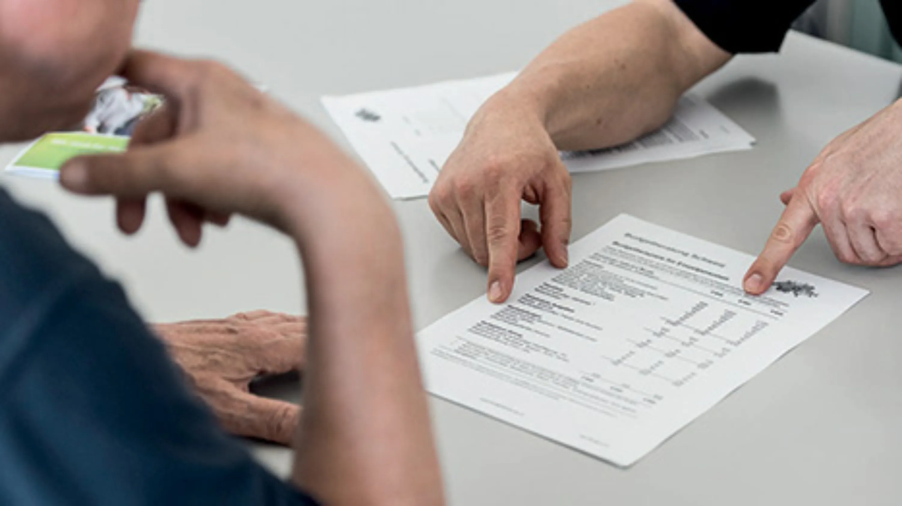 deux personnes qui discutent au dessus d'un formulaire