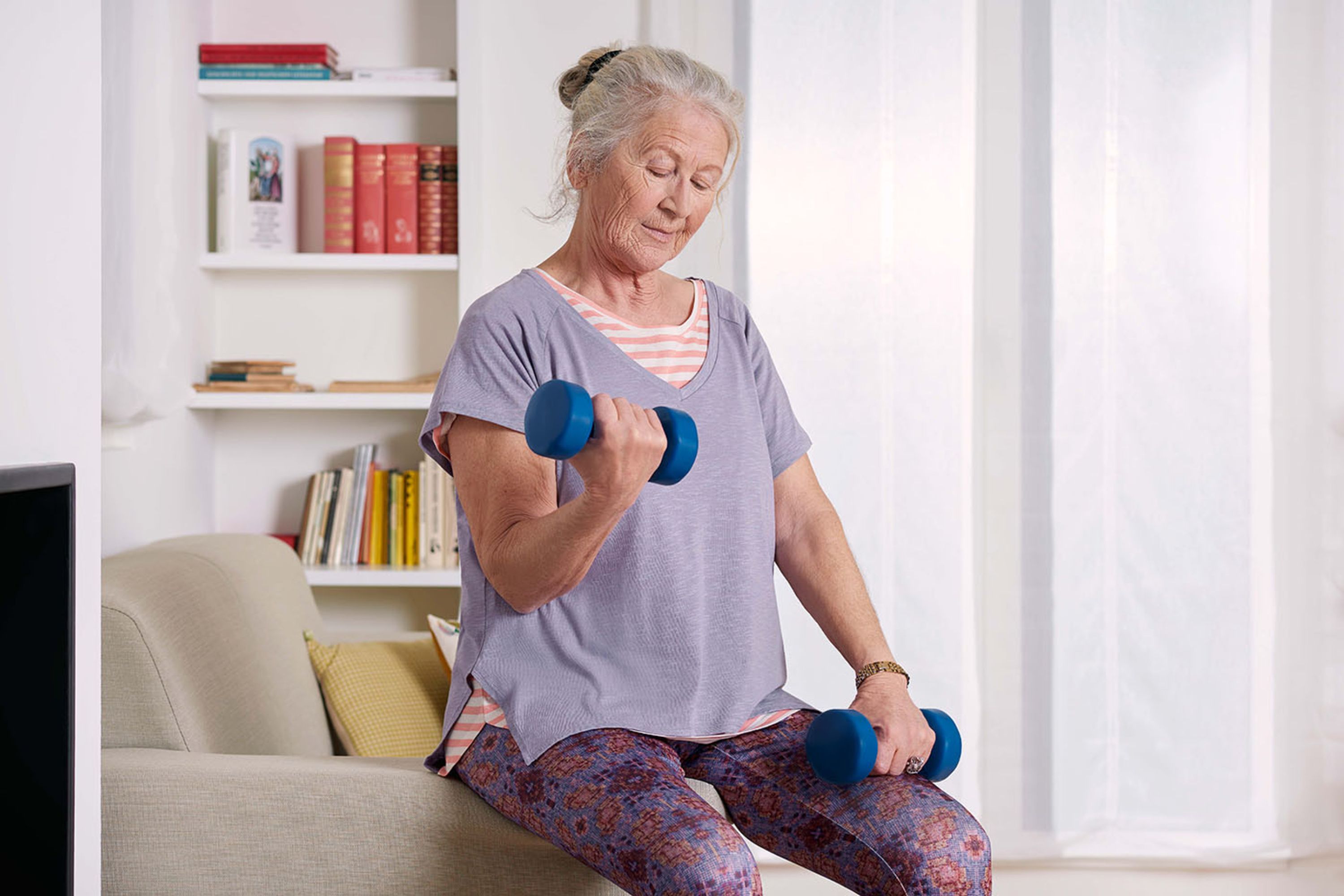 Seniorin mit Hanteln